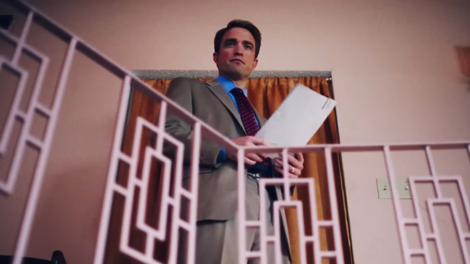 Robert Pattinson pasó meses investigando a Chris Hansen antes de decidir que él mismo interpretaría el papel central en Primetime (Captura del trailer oficial)