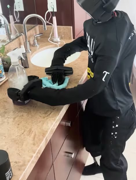 Los robot humanoides que limpian casas usan IA y son supervisados por humanos. (Tau Robotics)
