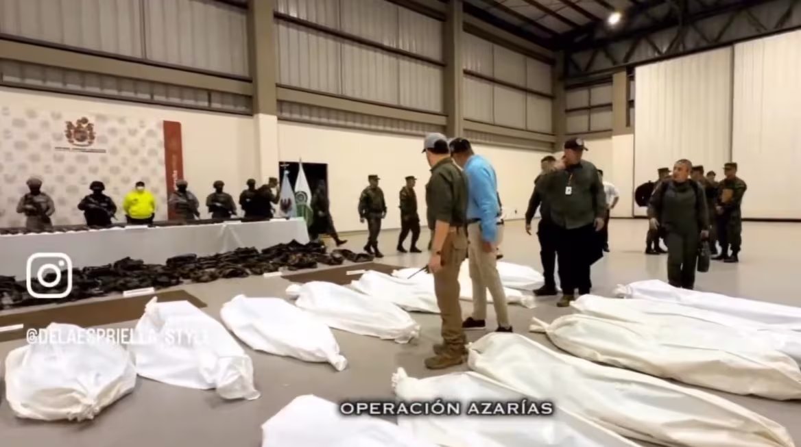 Rodrigo Lara rechazó equiparar al Estado con las bandas narcoterroristas y defendió el deber de combatir a los grupos armados. - crédito @Rodrigo<em>Lara</em>/X» class=»aligncenter size-full» src=»https://kchcomunicacion.com/wp-content/uploads/2026/09/Rodrigo-Lara-respondio-a-Iris-Marin-por-exposicion-1.jpg» style=»width:100%; height:auto; margin-bottom: 20px;»/></p>
<h3>Lara defendió el deber del Estado de combatir a los grupos armados</h3>
<p>El <strong>ministro</strong> sostuvo que el <strong>Estado tiene el deber constitucional</strong> de combatir a los grupos criminales que ejercen violencia contra la población en diversas regiones del país.</p>
<p>En sus declaraciones, <strong>Lara</strong> mencionó explícitamente a quienes “matan con drones, reclutan niños y ejercen terror y barbarie contra la población”, y solicitó que la <strong>Defensoría del Pueblo</strong> respalde esta tarea. “Necesitamos su voz con toda su fuerza”, manifestó.</p>
<p>Asimismo, <strong>Lara</strong> abordó la política de <strong>“Paz Total”</strong> y aseveró: “Colombia está poniendo fin al cinismo de la ‘Paz Total’”. De acuerdo con el funcionario, dicha política “entregó poblaciones enteras, inermes, a la tiranía del terror de los peores criminales del país”.</p>
<p>Finalmente, el <strong>ministro</strong> reiteró que el Gobierno seguirá haciendo cumplir la ley y mostró su interés en contar con la <strong>Defensoría</strong> como aliada en la protección de las víctimas.</p>
<h3>¿Qué dijo Iris Marín sobre los cuerpos en Guaviare?</h3>
<p>Previo a la contestación de <strong>Lara</strong>, <strong>Iris Marín</strong> difundió un video en las cuentas oficiales de la <strong>Defensoría del Pueblo</strong>, donde se pronunció sobre las imágenes de la <strong>Operación Azarías</strong>.</p>
<p>La <strong>defensora</strong> indicó que había observado al <strong>presidente de la República</strong> caminar entre cuerpos colocados en <strong>tulas blancas</strong>, correspondientes a personas fallecidas durante la operación. Según el reporte oficial citado por <strong>Marín</strong>, en el operativo murieron <strong>23 integrantes</strong> de las estructuras de alias <strong>Iván Mordisco</strong>, entre ellos mandos de esa organización. Además, agregó que, de acuerdo con <strong>Medicina Legal</strong>, dos de los fallecidos eran <strong>menores de edad</strong>.</p>
<p><strong>Marín</strong> aclaró que su intervención no ponía en duda las operaciones legítimas de la <strong>Fuerza Pública</strong>. Su enfoque estaba en los límites que deben regir las acciones del Estado y en la forma de comunicar sus resultados.</p>
<blockquote><p>“El Estado está en el deber de proteger a la población y de enfrentar, dentro de la Constitución y el derecho internacional humanitario, a los grupos armados responsables de graves violaciones a los derechos humanos”, sostuvo.</p></blockquote>
<p><img decoding=