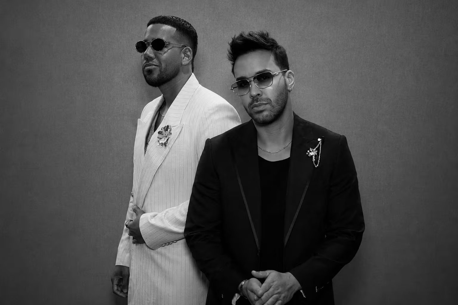 Los cantantes Romeo Santos y Prince Royce posan juntos antes de sus dos presentaciones musicales programadas en el Estadio Nacional de Lima.