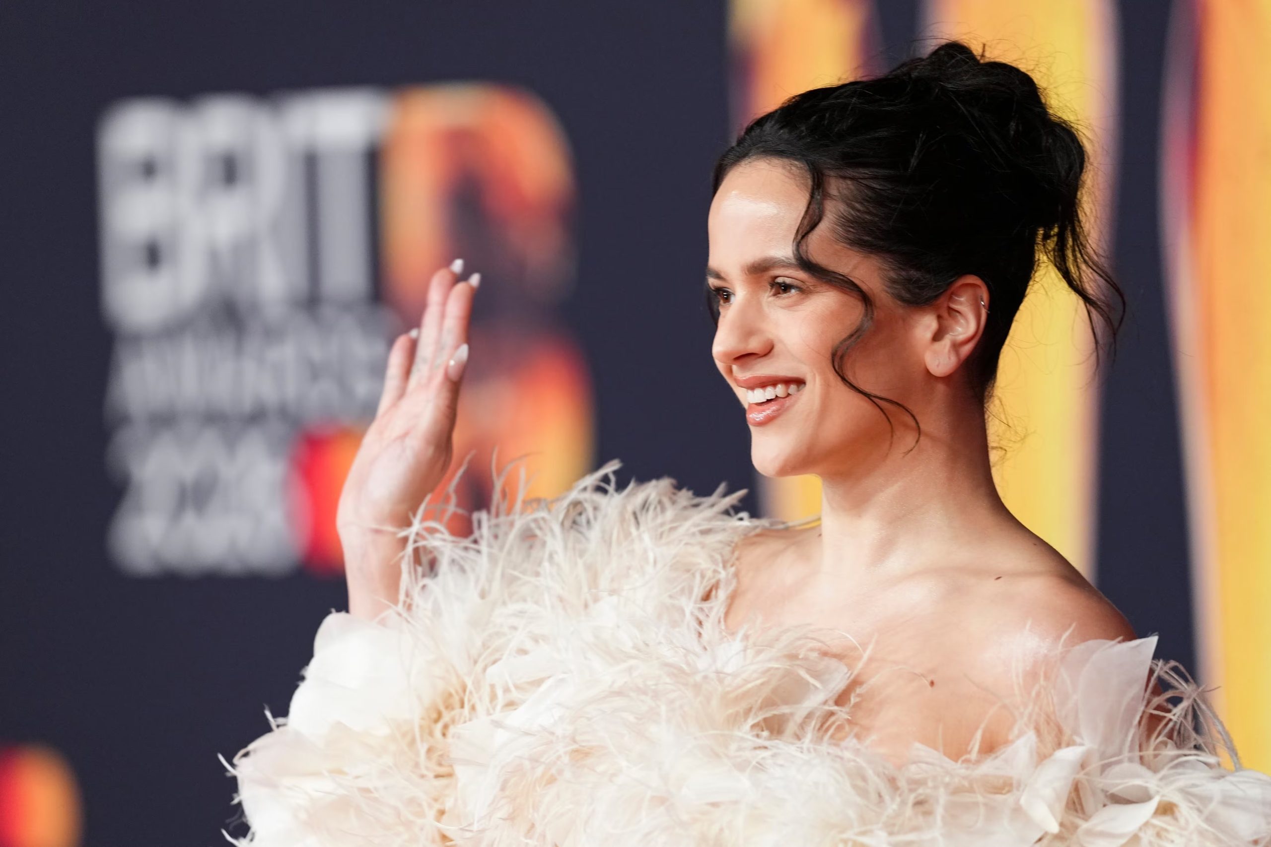 Rosalía posa para los fotógrafos a su llegada a los Brit Awards 2026 en Mánchester, en febrero de 2026. (Scott A Garfitt/Invision/AP, archivo)