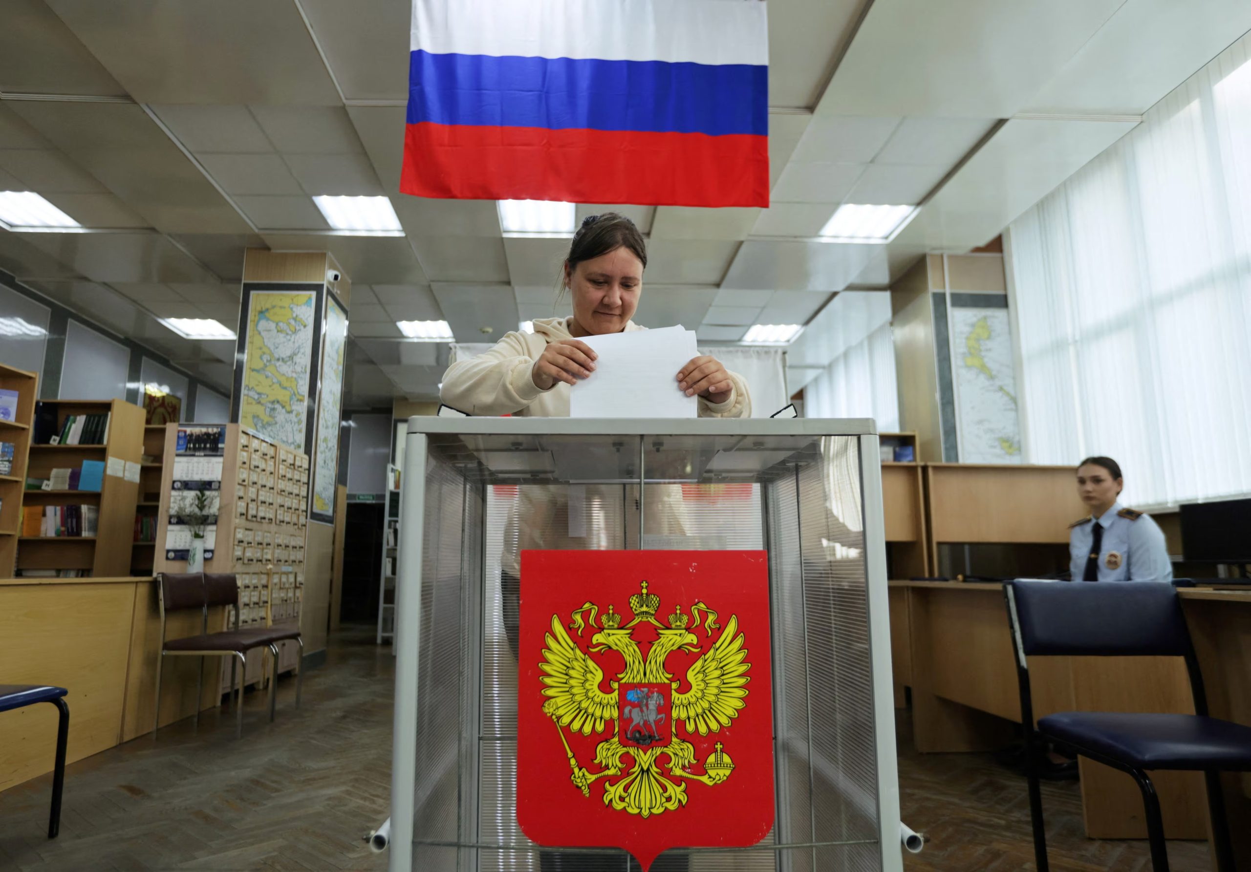Una votante emite su voto en un colegio electoral el primer día de las elecciones parlamentarias rusas en Vladivostok, Rusia, el 18 de septiembre de 2026 (REUTERS/Tatiana Meel)