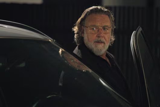 Russell Crowe interpreta a Manco Kapak, un empresario que busca dejar atrás el mundo criminal.