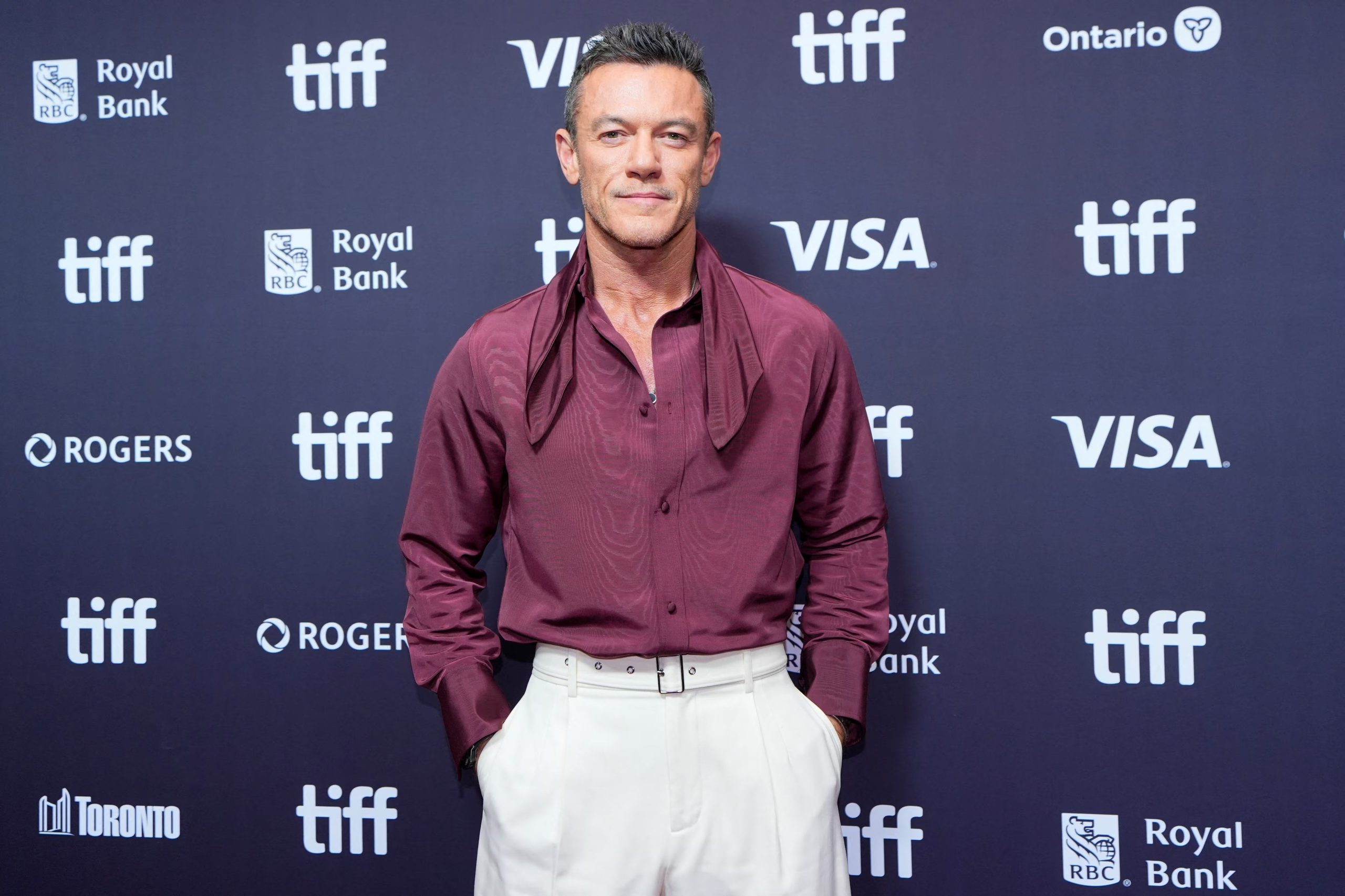 Luke Evans encarna a Joe Carver, un hombre interesado en comprar el club nocturno de Manco. (REUTERS/Mark Blinch)