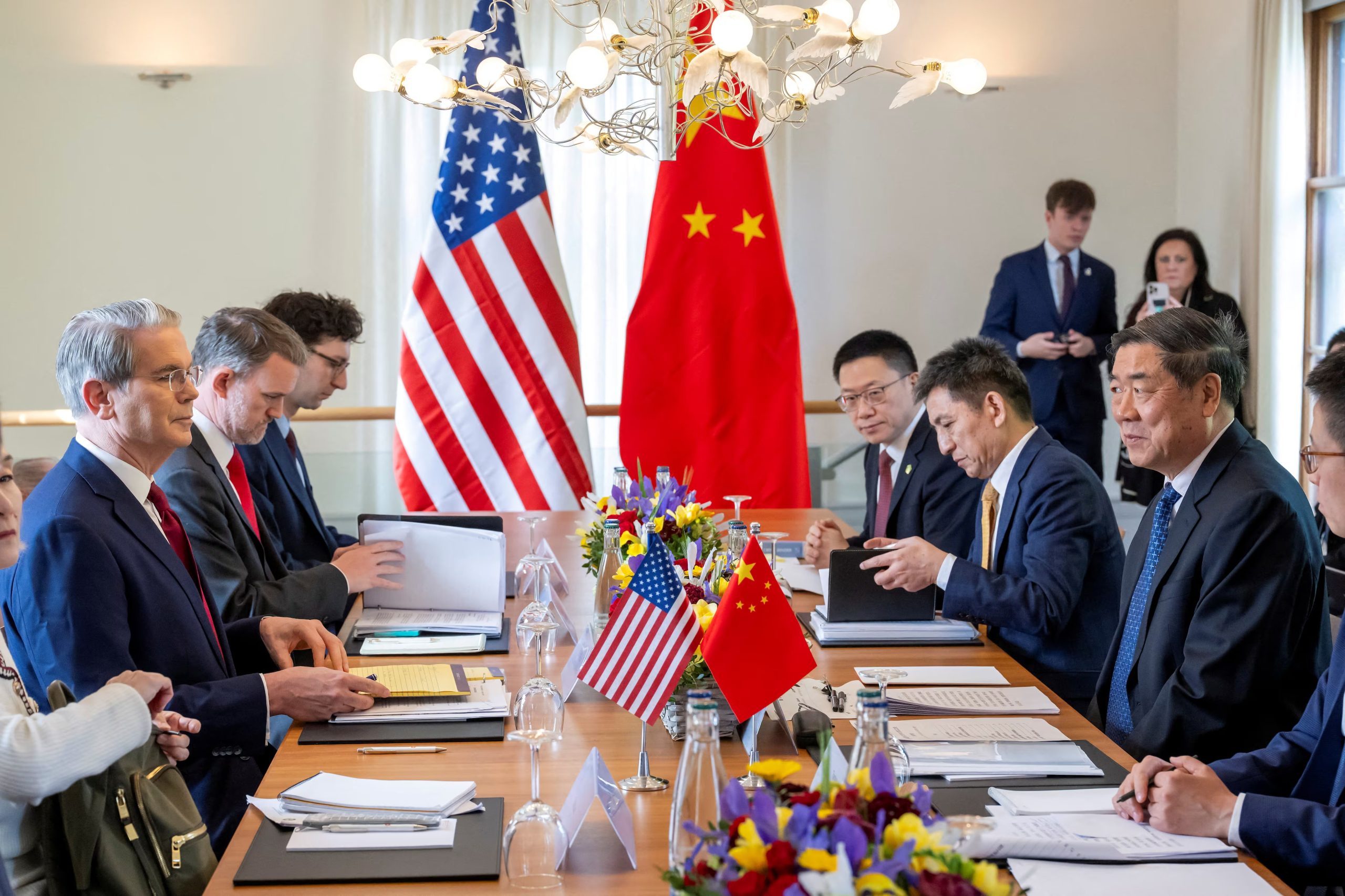 El secretario del Tesoro de EE. UU., Scott Bessent; el representante comercial de EE. UU., Jamieson Greer; el representante de Comercio Internacional y viceministro de Comercio de China, Li Chenggang; y el viceprimer ministro chino, He Lifeng, se preparan para conversar el día de una reunión bilateral entre Estados Unidos y China, en Ginebra (Suiza), el 10 de mayo de 2025 (KEYSTONE/EDA/Martial Trezzini/REUTERS)