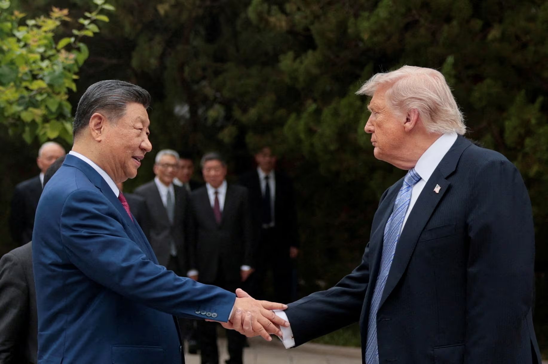 El presidente de Estados Unidos, Donald Trump, estrecha la mano del presidente chino, Xi Jinping, al marcharse tras una visita al jardín de Zhongnanhai en Pekín, China, el 15 de mayo de 2026 (REUTERS/Evan Vucci/Archivo)