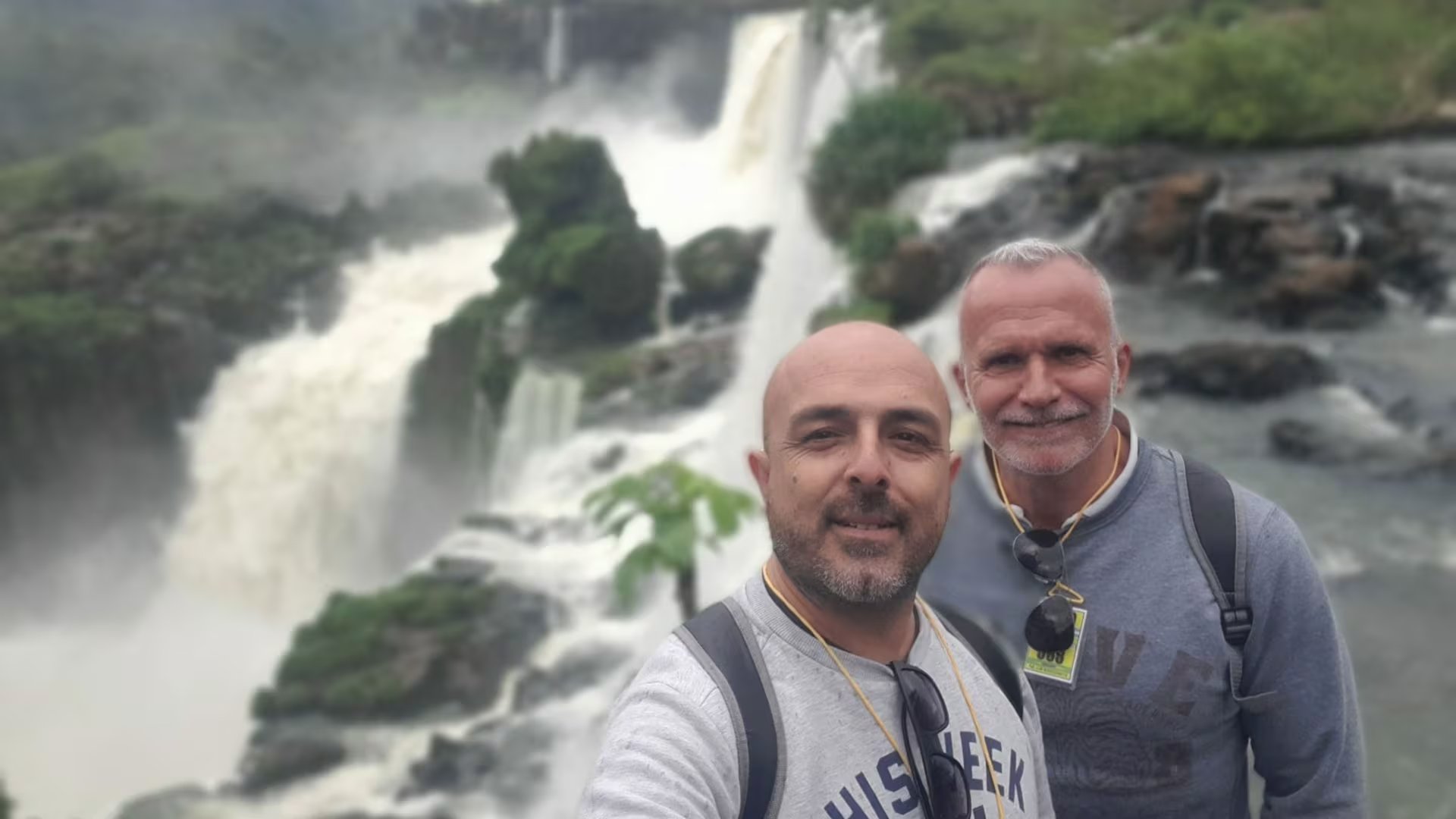 Pablo con Manuel en las Cataratas del Iguazú durante su viaje de bodas