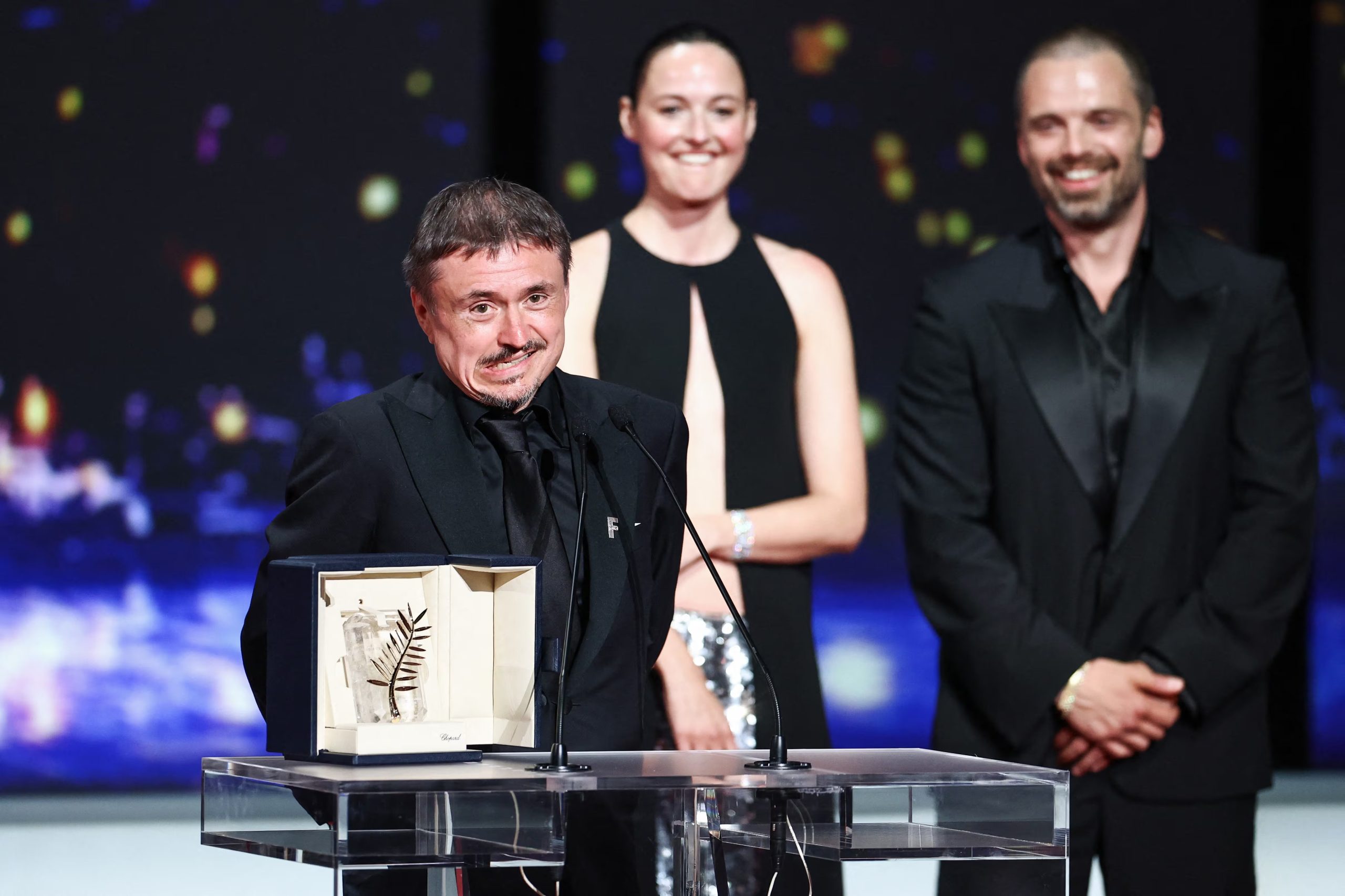 Cristian Mungiu recoge la Palma de Oro del Festival de Cannes junto a Renate Reinsve y Sebastian Stan. REUTERS/Sarah Meyssonnier