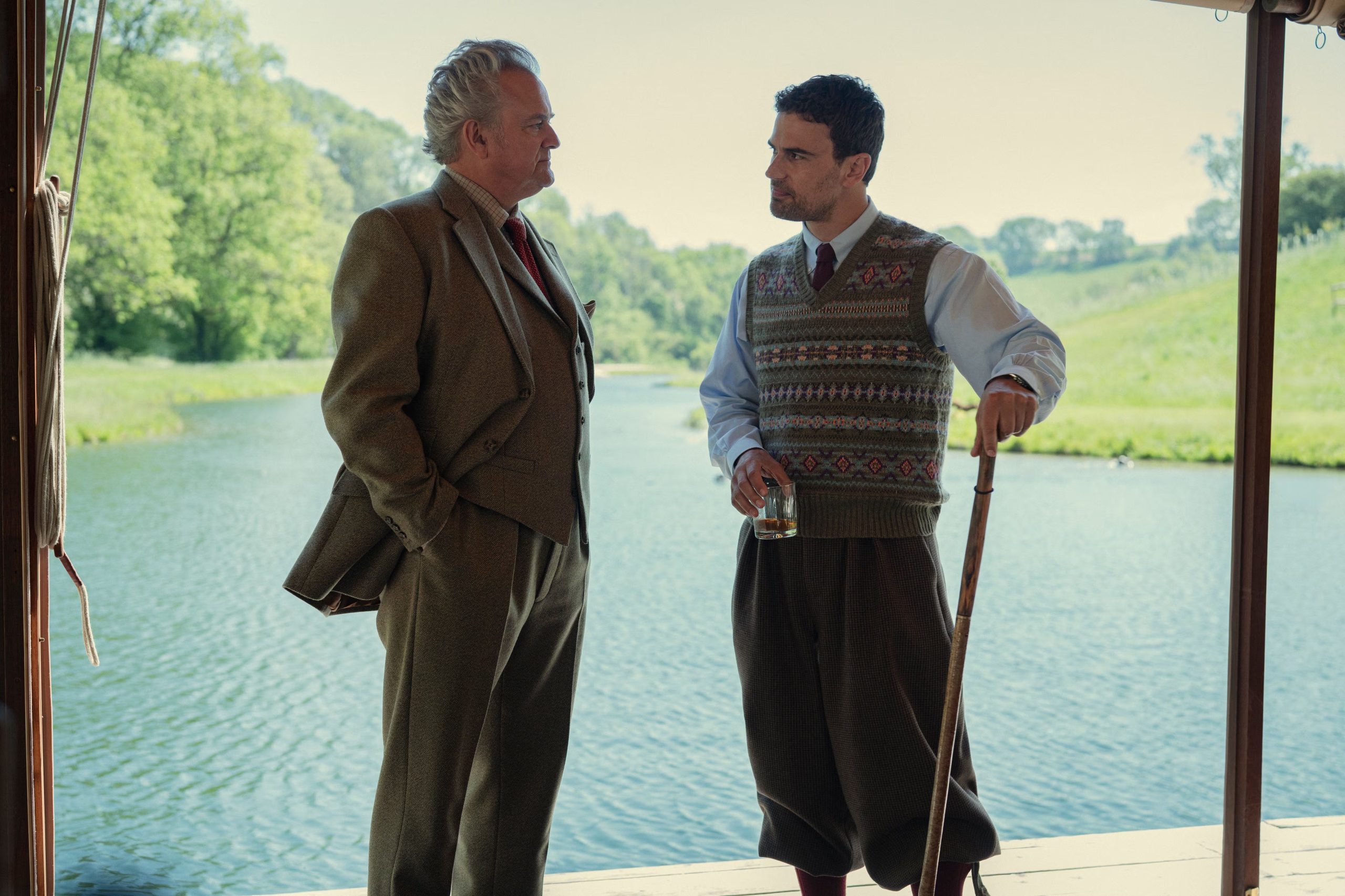 Hugh Bonneville y Theo James en 'The Gentlemen' (Netflix)