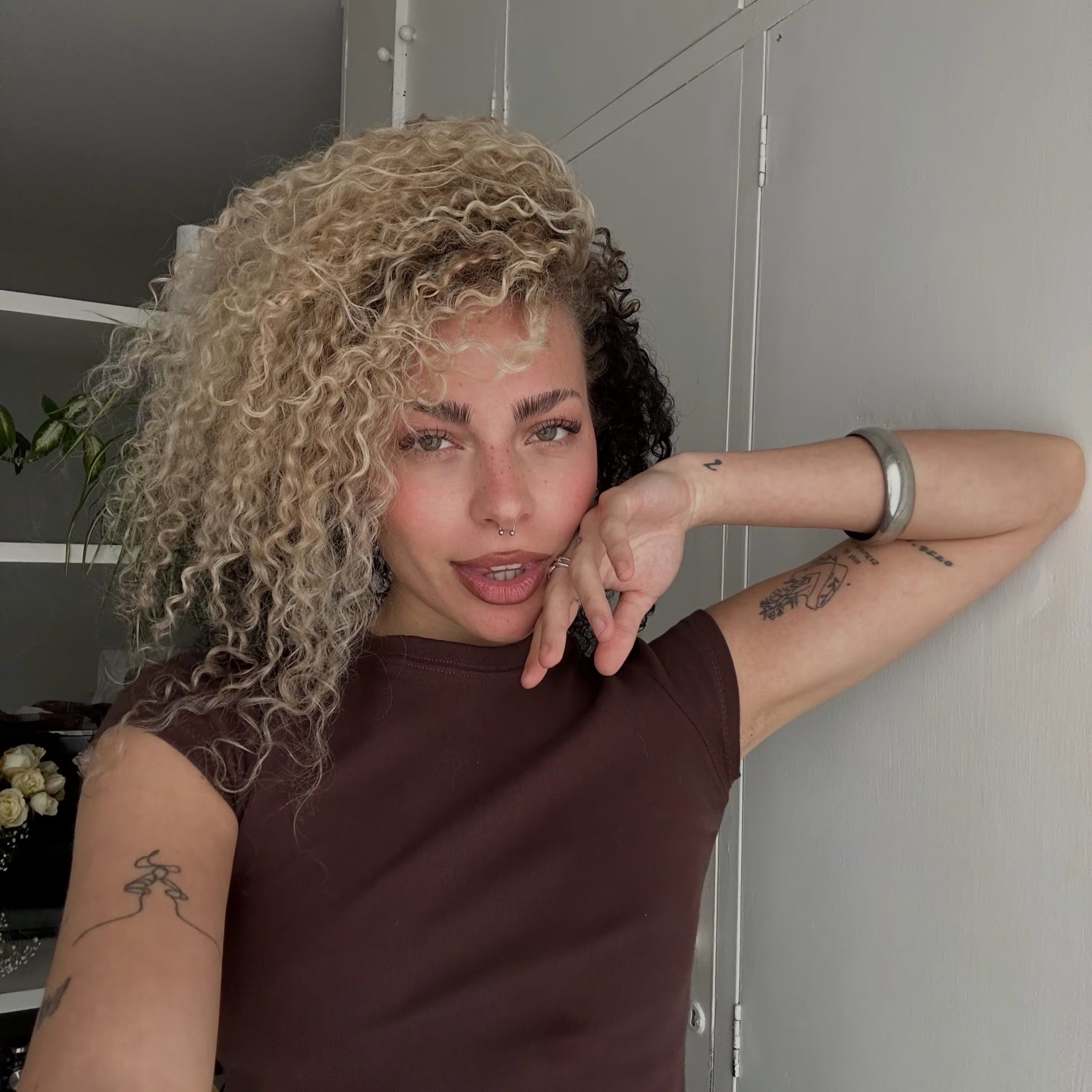 Morena, expareja del cantante Tiago PZK, posa apoyada sobre una pared mientras mira a la cámara.