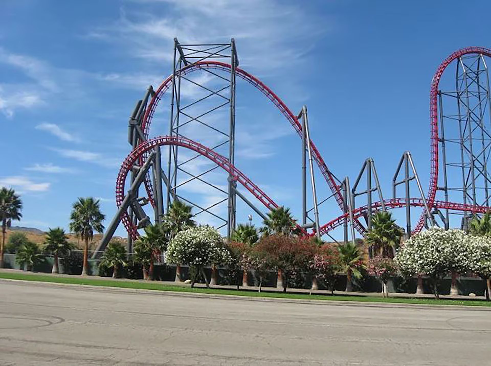 La atracción X2 comenzó sus operaciones en 2002 con un diseño que permitía el giro de 360 grados en los asientos (Captura Google Maps)