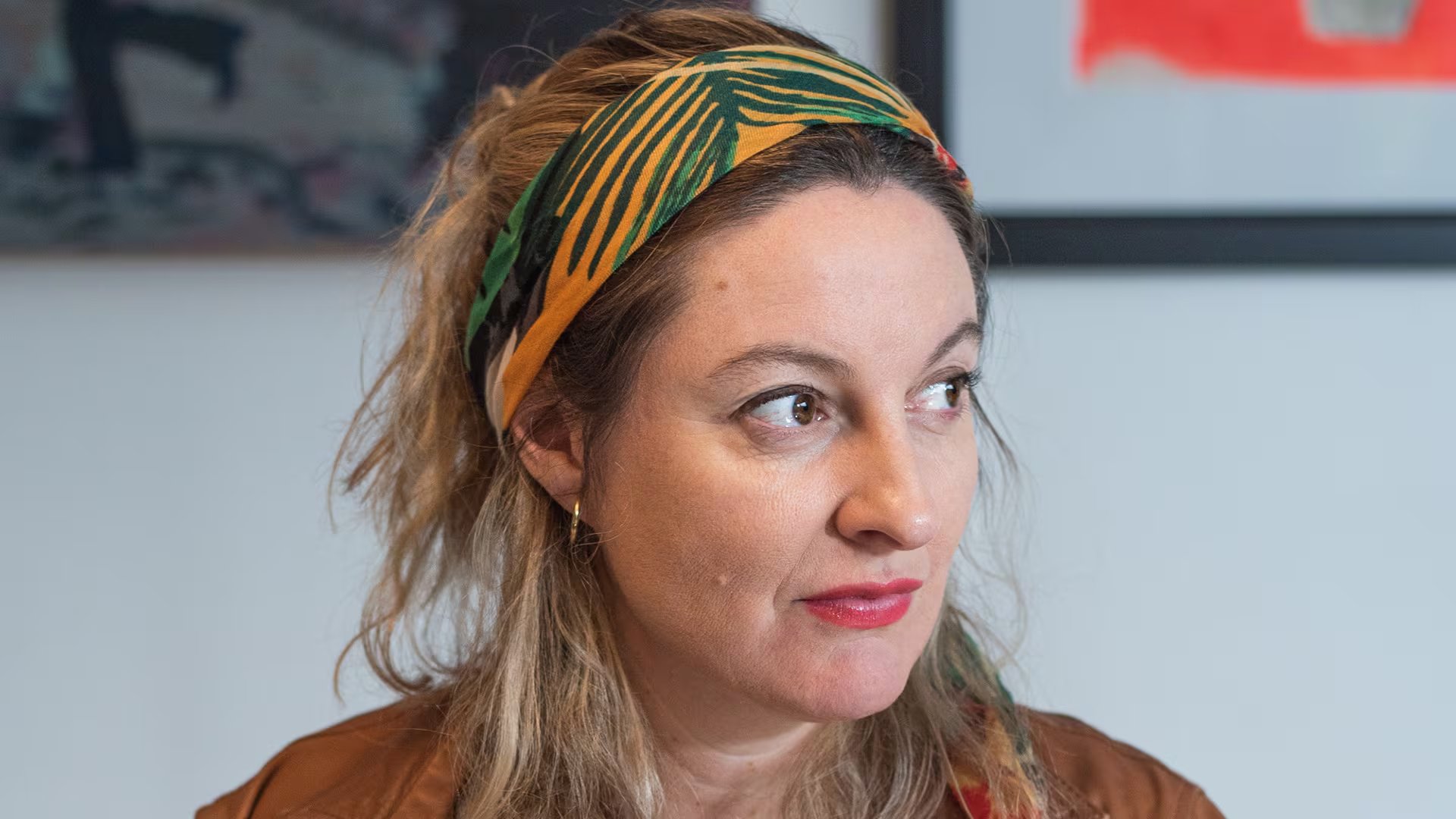 La autora vincula la vergüenza con la exposición de una fractura y afirma que el deseo todavía se vive como una forma de vulnerabilidad.