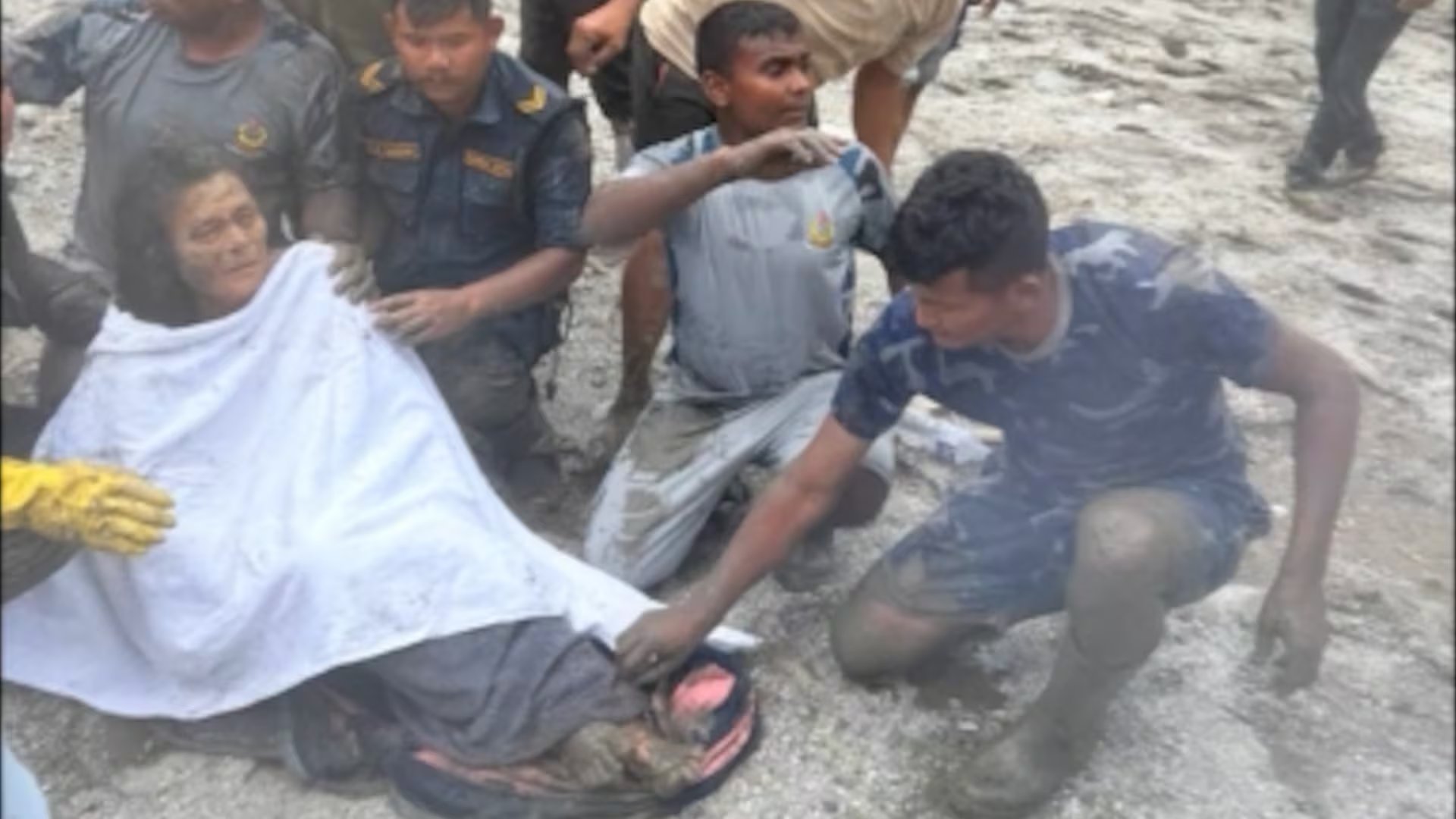 Vecinos de Betrawati escucharon un pedido de auxilio entre los escombros y alertaron a los equipos de rescate para salvar a Chandika Shrestha.