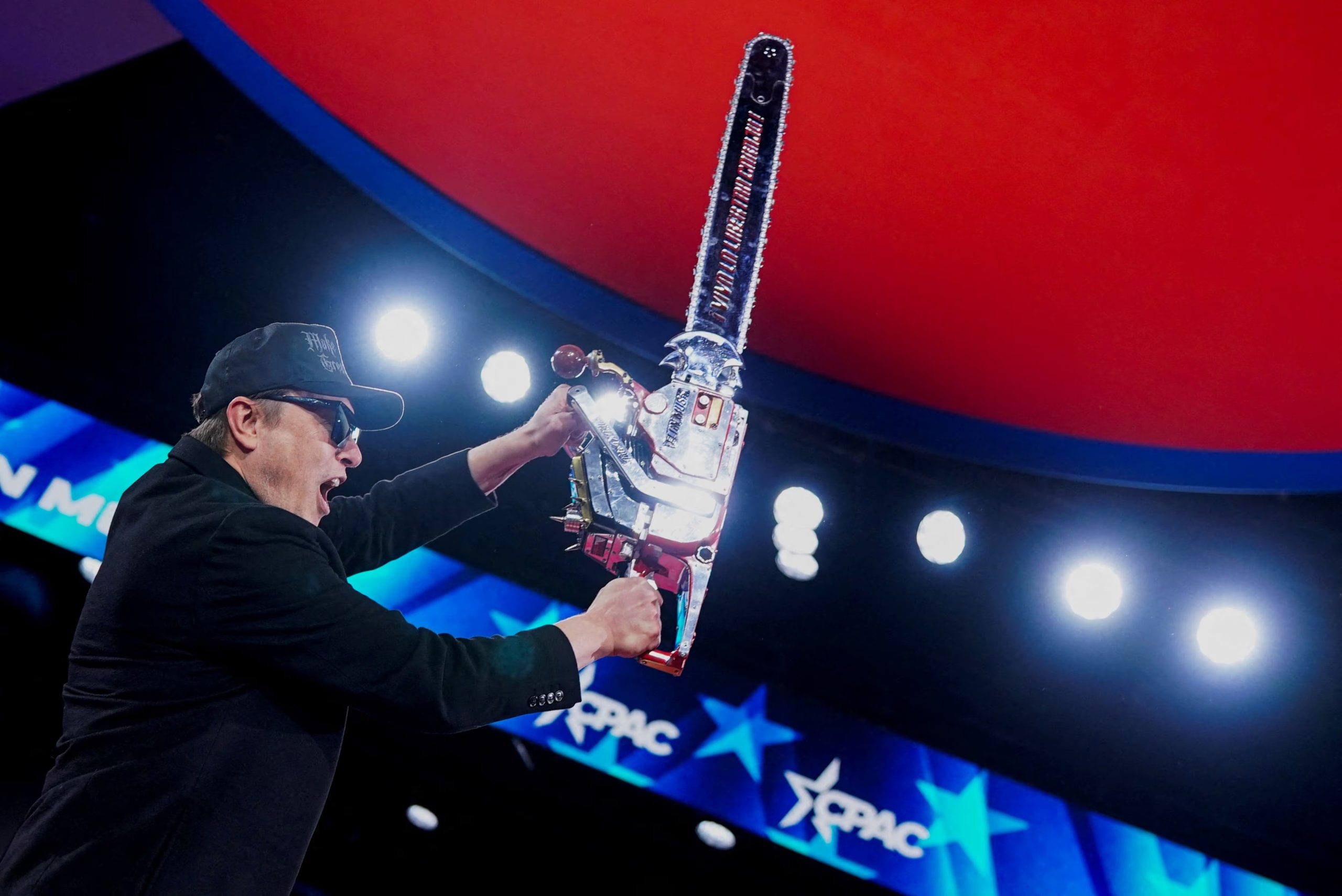 Elon Musk sostiene una motosierra en el escenario durante la Conferencia de Acción Política Conservadora (CPAC) en National Harbor, Maryland, EE. UU., el 20 de febrero de 2025 (REUTERS/Nathan Howard)