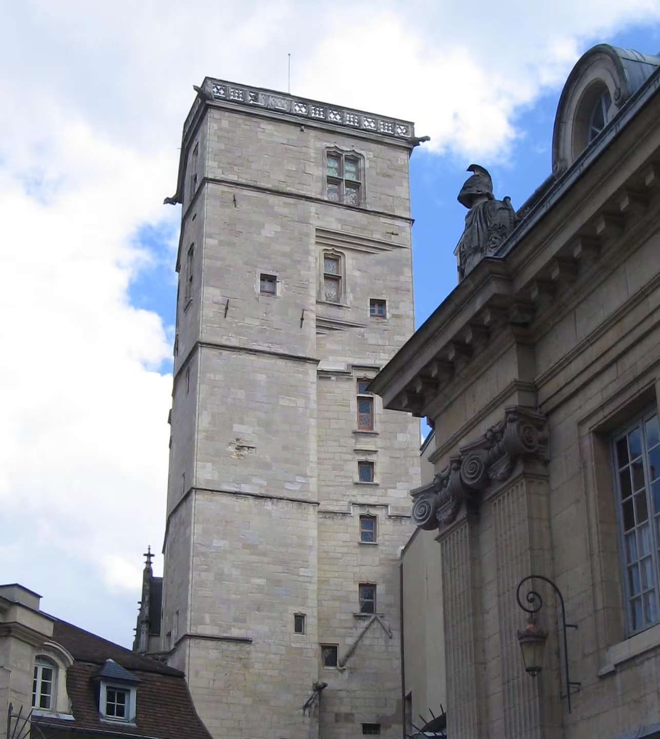 La torre de Felipe el Bueno se eleva sobre el Palacio de los Duques y de los Estados de Borgoña en Dijon (Wikipedia)