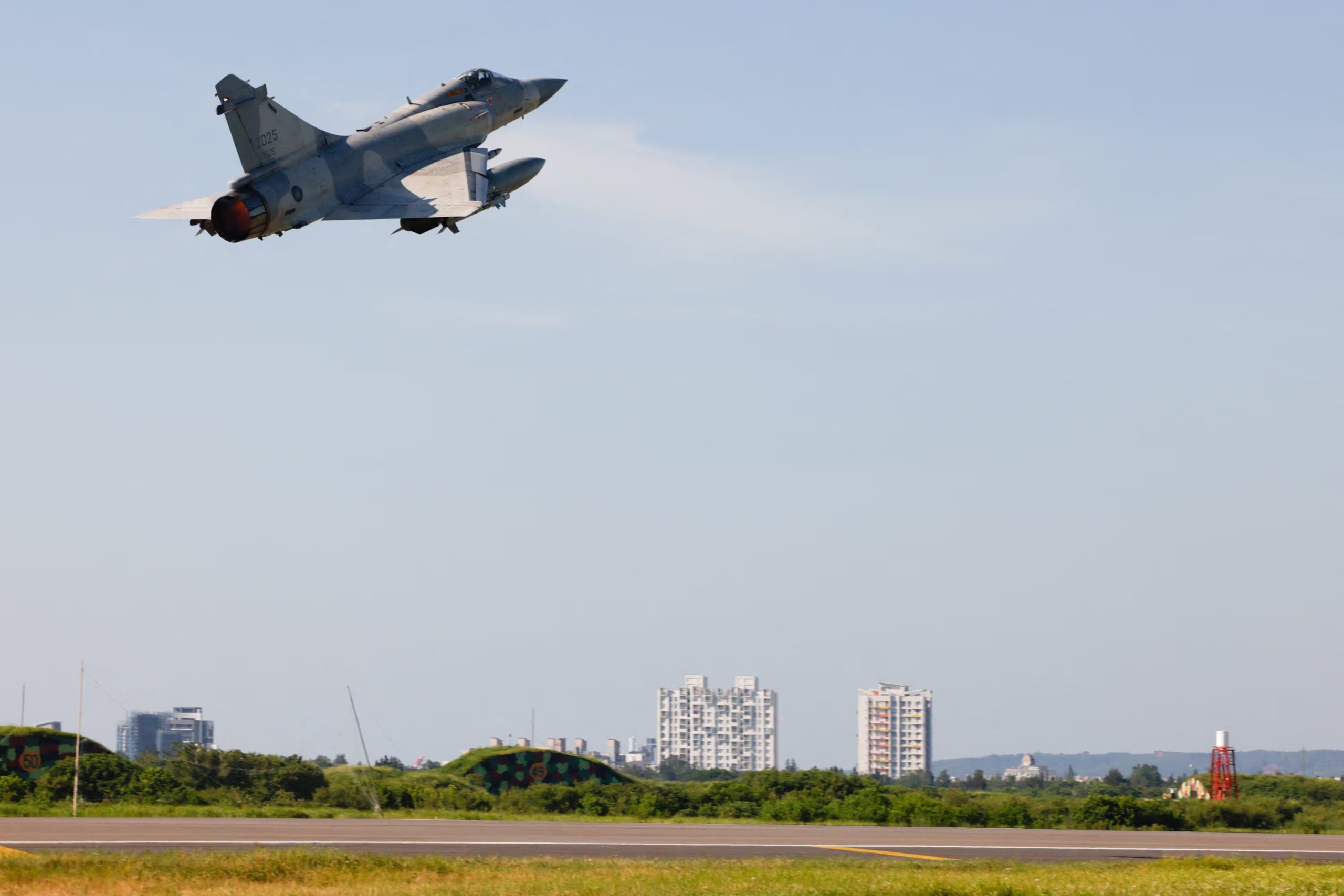 Un caza Mirage 2000 despega de la base aérea de Hsinchu durante los ejercicios militares anuales Han Kuang de Taiwán, en Hsinchu, Taiwán, el 7 de agosto de 2026 (REUTERS/Ann Wang)