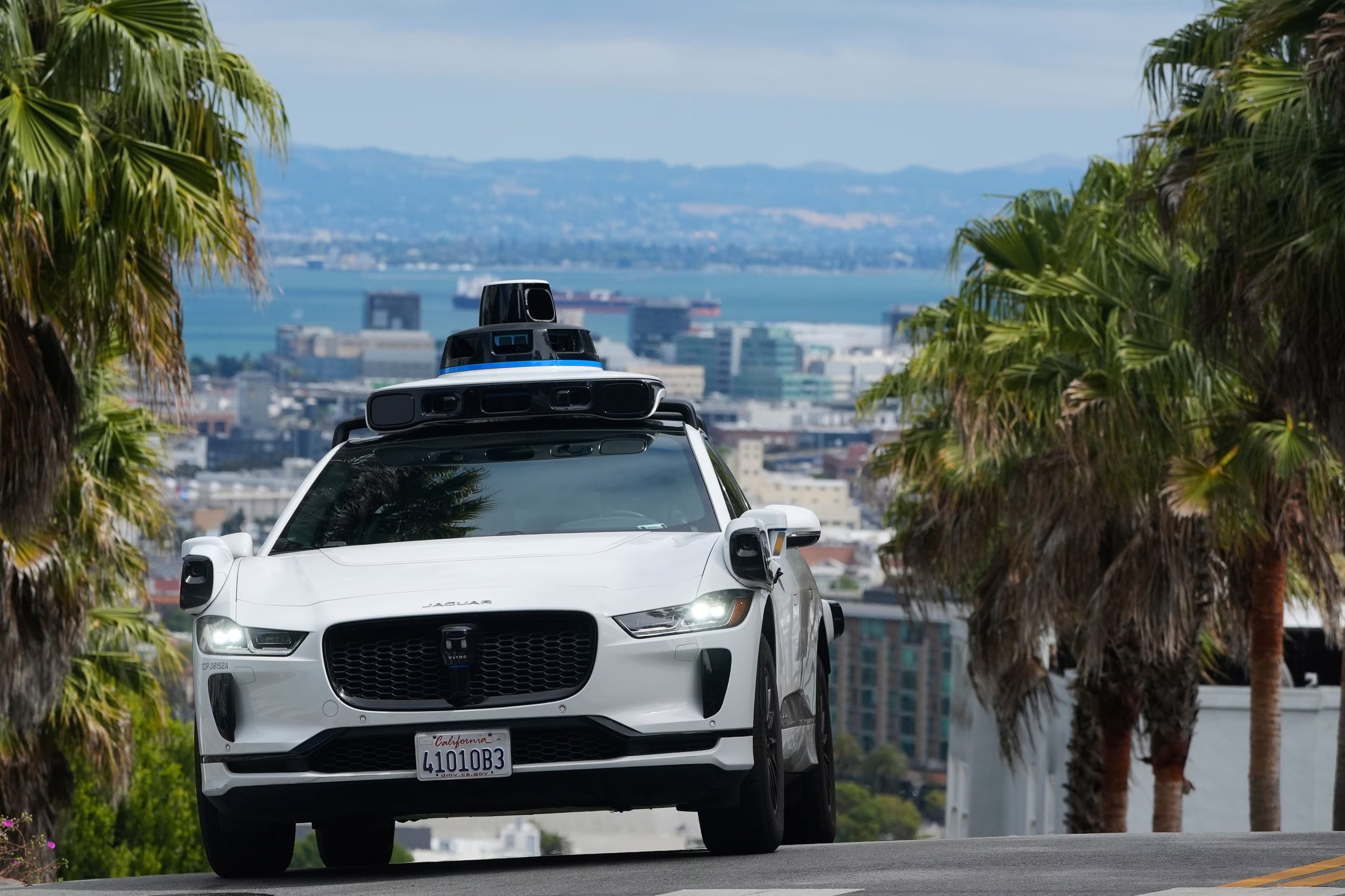 En Estados Unidos, el despliegue de vehículos sin conductor avanza mediante pruebas en ciudades seleccionadas, mientras empresas y autoridades evalúan seguridad, regulación, infraestructura y convivencia con peatones y conductores humanos - (AP foto/Jeff Chiu)