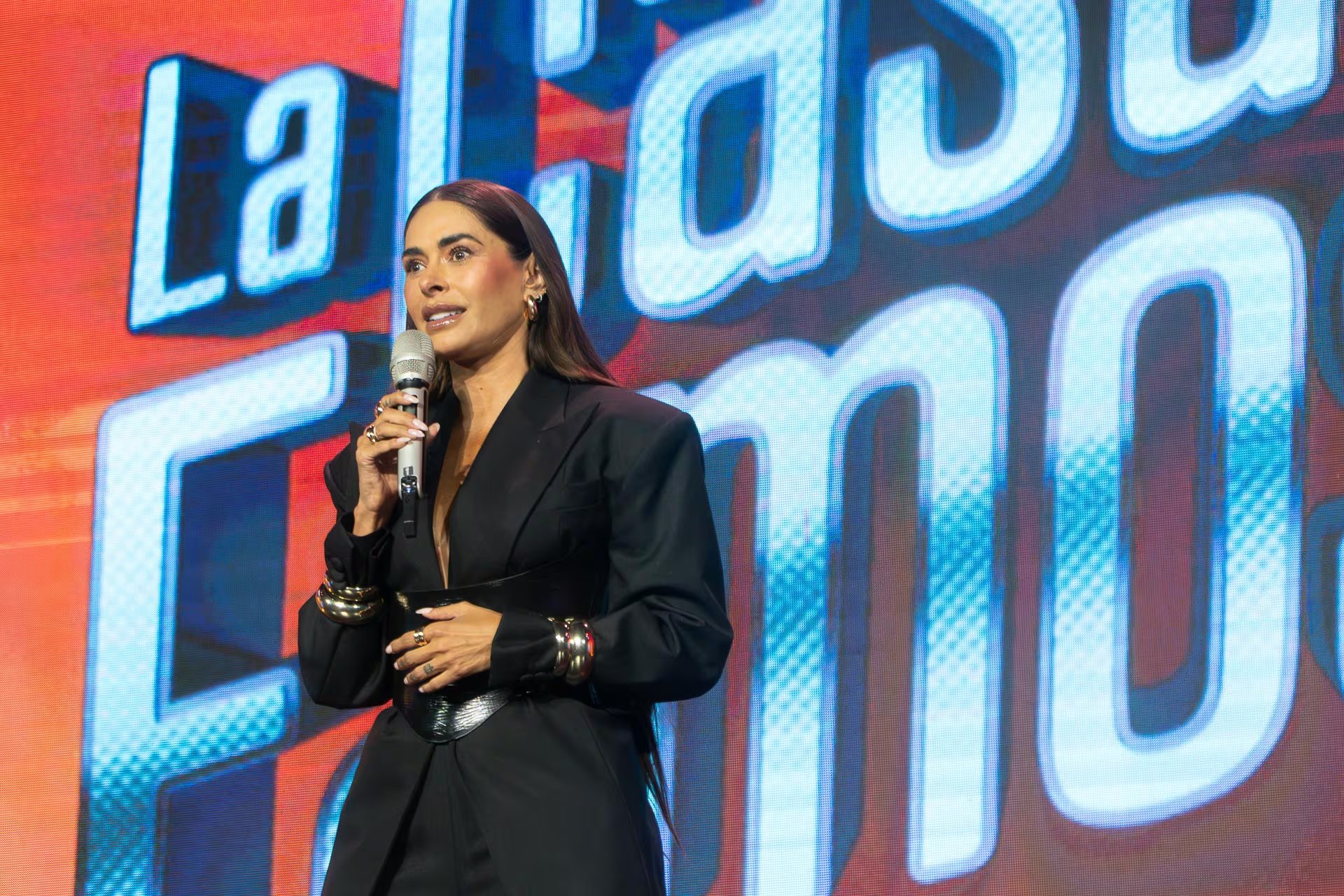 Galilea montijo fue quien presentó en la rueda de prensa del 22 de junio a dos de los participantes del Reality Show La casa de los famosos. 
Créditos: Cross Flowers/ Infobae México