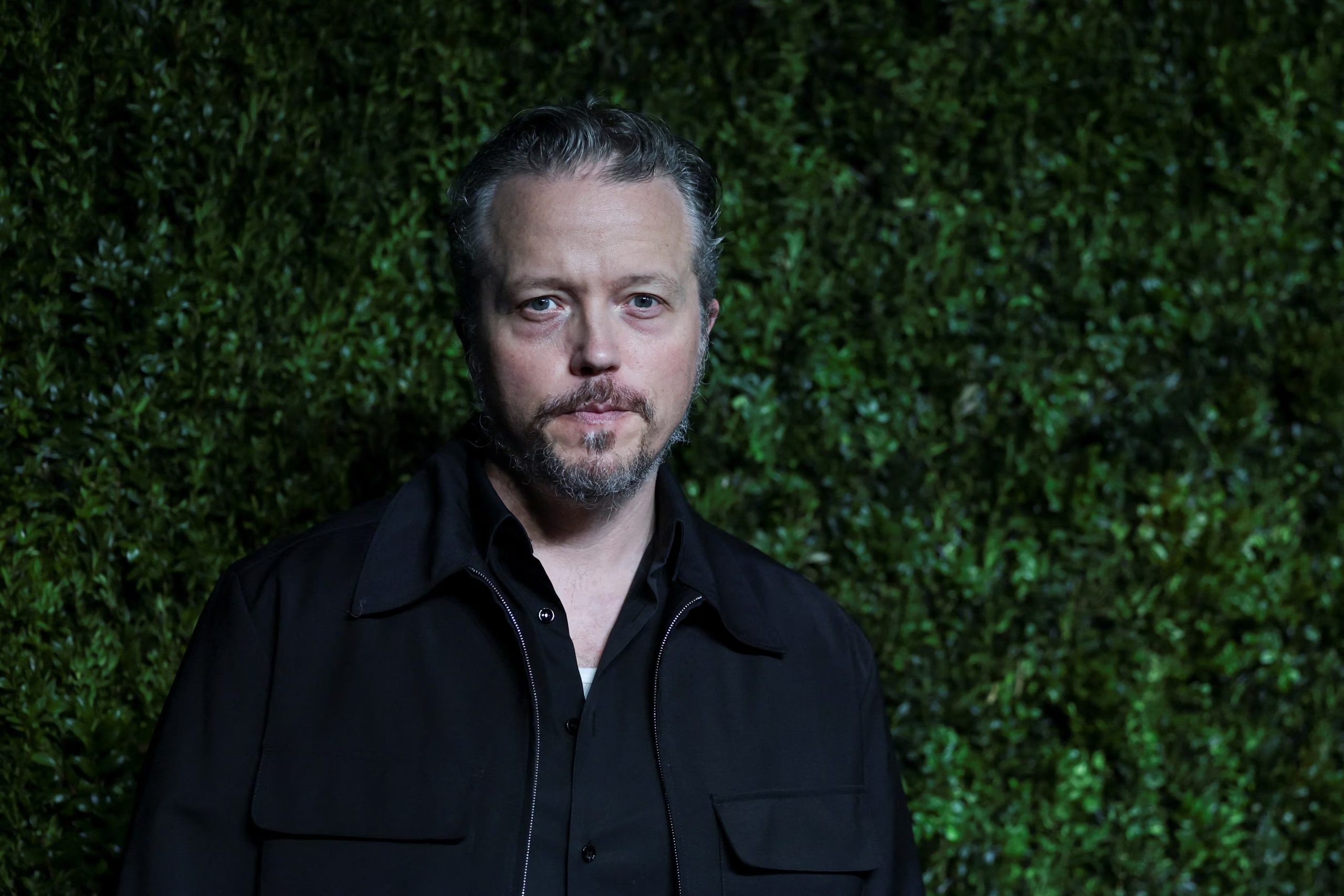 Jason Isbell es uno de los músicos que demandaron a Suno la semana pasada, alegando que la compañía imita sus voces y estilos sin permiso (REUTERS/Jeenah Moon)