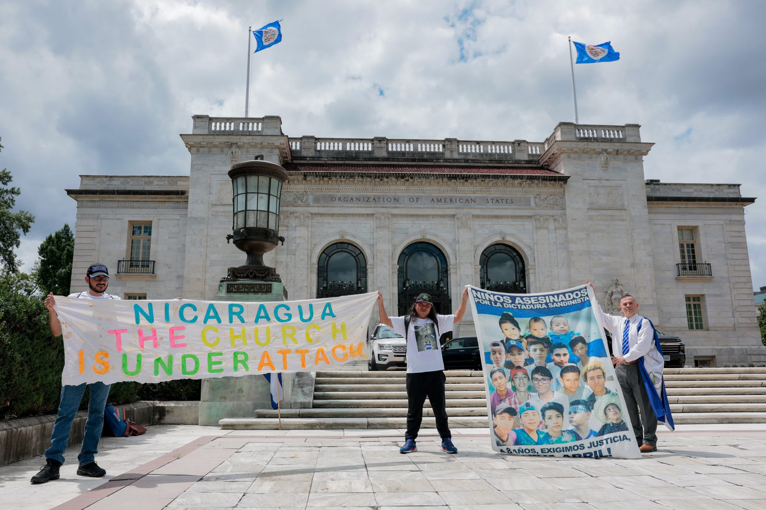 Manifestantes se congregaron frente a la Organización de los Estados Americanos (OEA) mientras el Consejo Permanente de la OEA celebra una reunión especial para debatir la situación política en Nicaragua, en la sede de la OEA en Washington, D.C., EE. UU., el 5 de agosto de 2026. REUTERS/Kylie Cooper