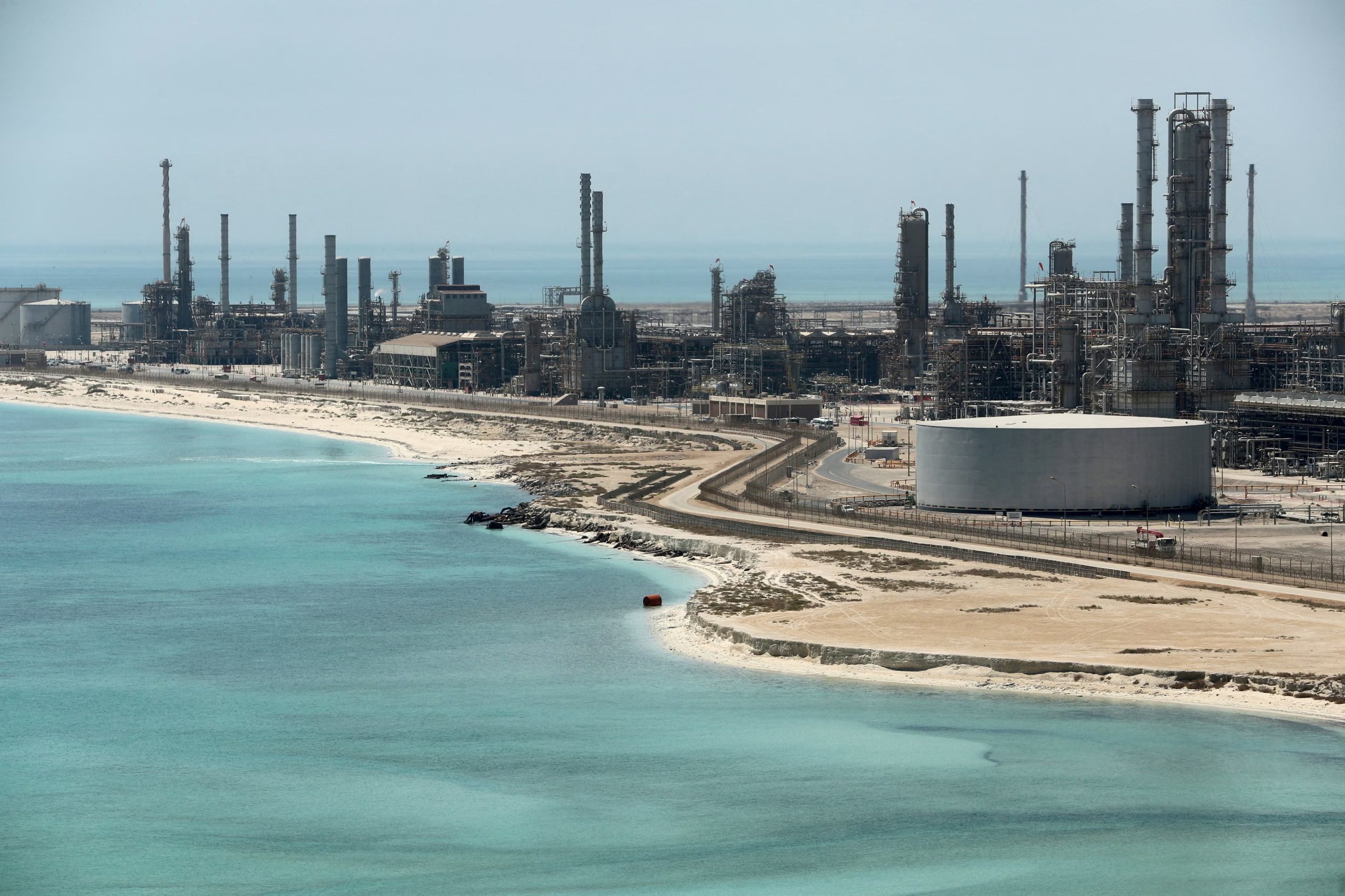 El ataque al oleoducto saudí impulsó la tensión en el mercado petrolero, con el Brent por encima de USD 110 y la nafta en Estados Unidos arriba de USD 4 por galón. (REUTERS/Ahmed Jadallah/File Photo)