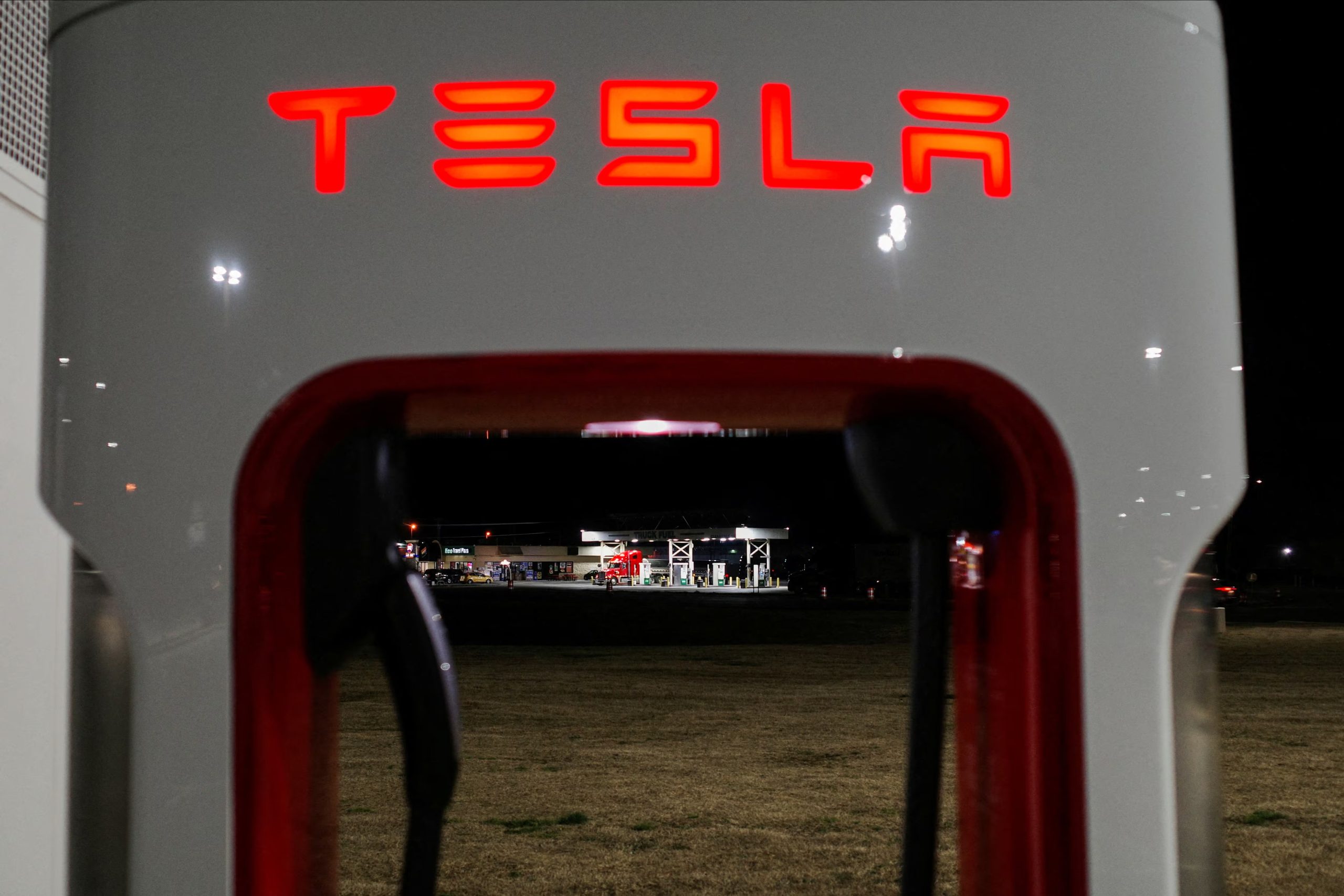 Los cargadores Megacharger de Tesla permiten restituir hasta el 60% de la autonomía del Semi en 30 minutos. (Reuters)