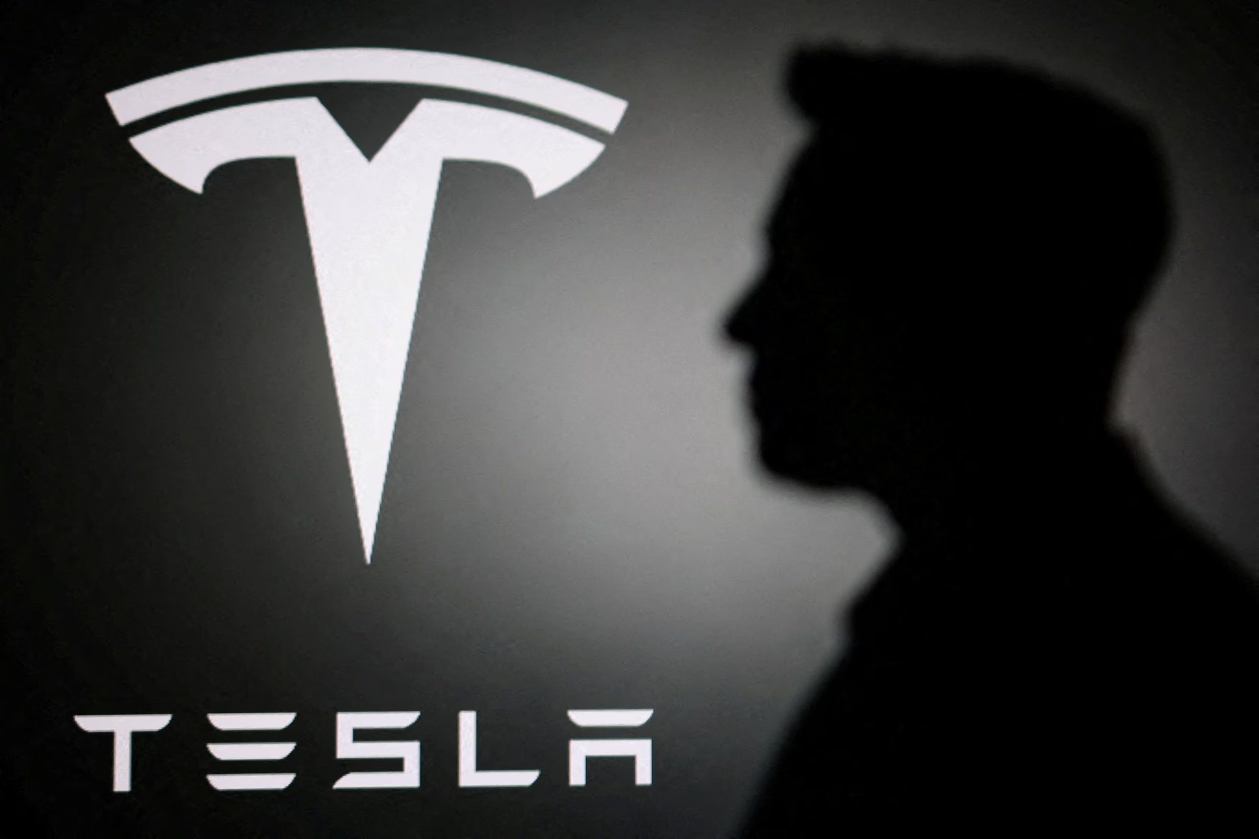 Tesla mantiene su apuesta por una red de transporte autónomo mientras Elon Musk defiende un modelo que permitiría a los propietarios obtener ingresos mediante vehículos capaces de realizar viajes sin conductor ni controles físicos convencionales - REUTERS/Dado Ruvic/Illustration/File Photo