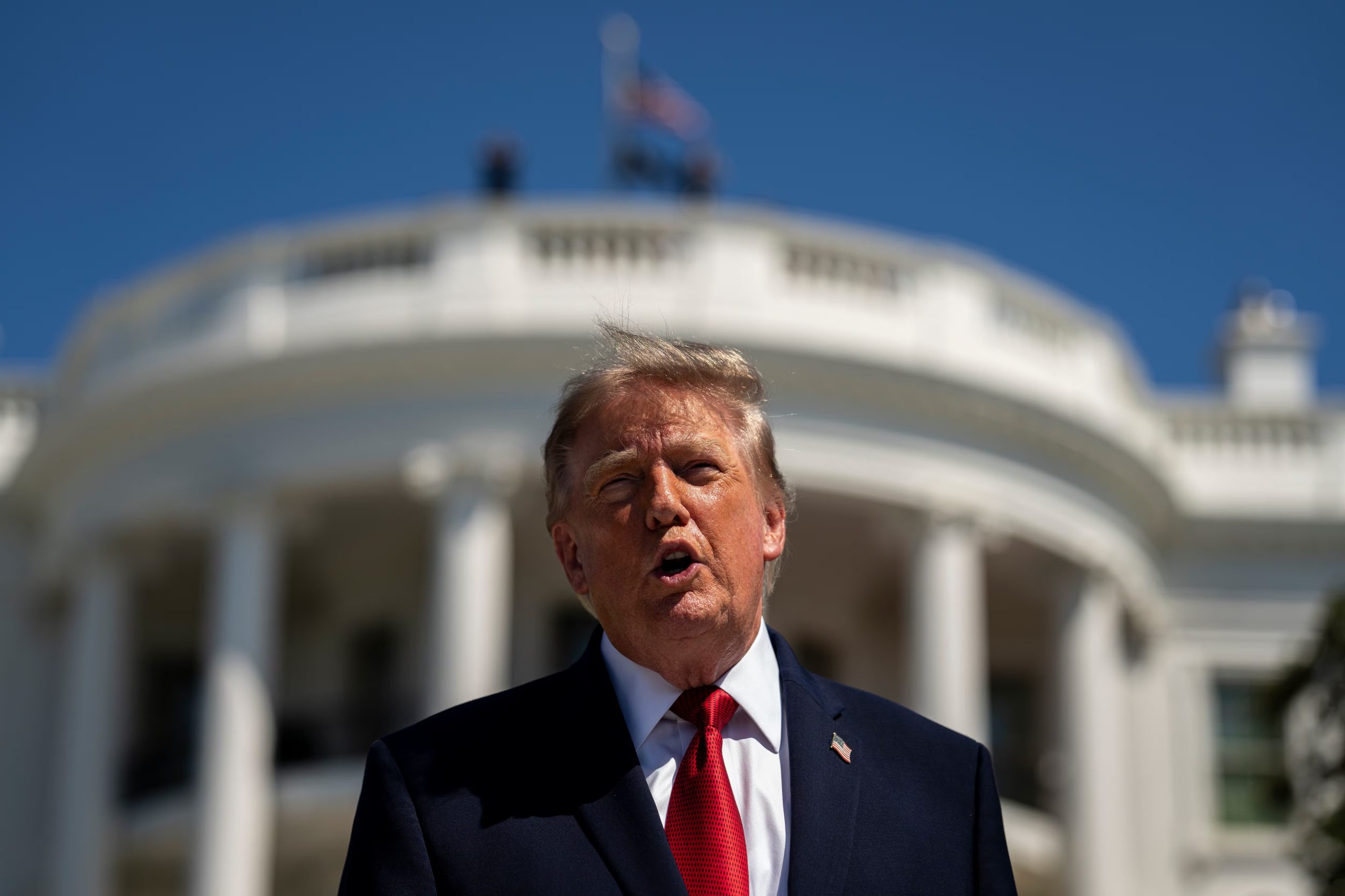El presidente de EE.UU., Donald Trump, fue captado este 19 de agosto, al atender a la prensa mientras, en los jardines de la Casa Blanca, en Washington DC (EE.UU.). EFE/Al Drago/Pool