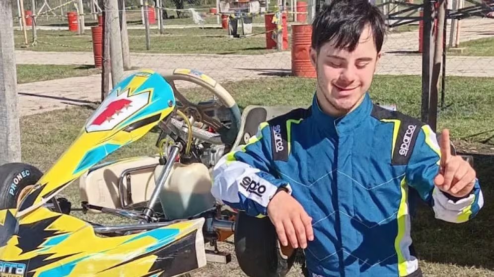 Lucas Tomasi probó un karting por primera vez en abril de 2025 en el circuito de tierra de Tandil, con un vehículo facilitado por Walter y Uriel Repetti (Lucas Tomasi)