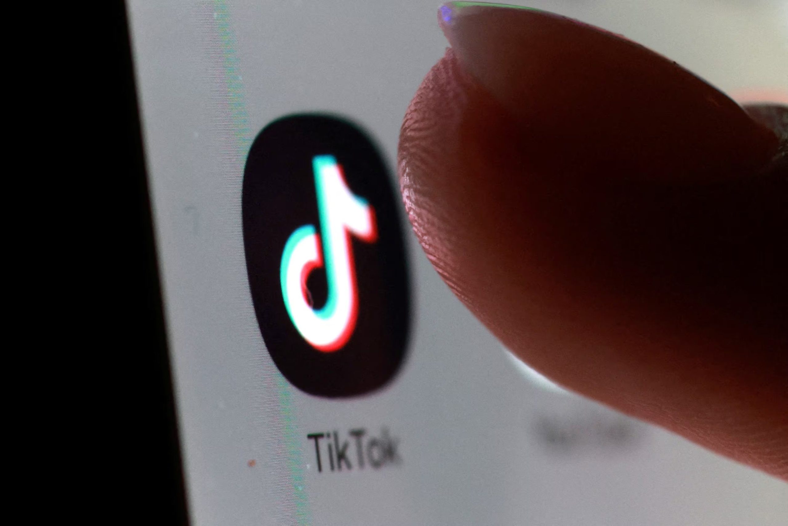 La defensa de TikTok invoca la Sección 230 de la Ley de Decencia en las Comunicaciones para limitar su responsabilidad por publicaciones de terceros. (REUTERS/Dado Ruvic/Illustration/File Photo)