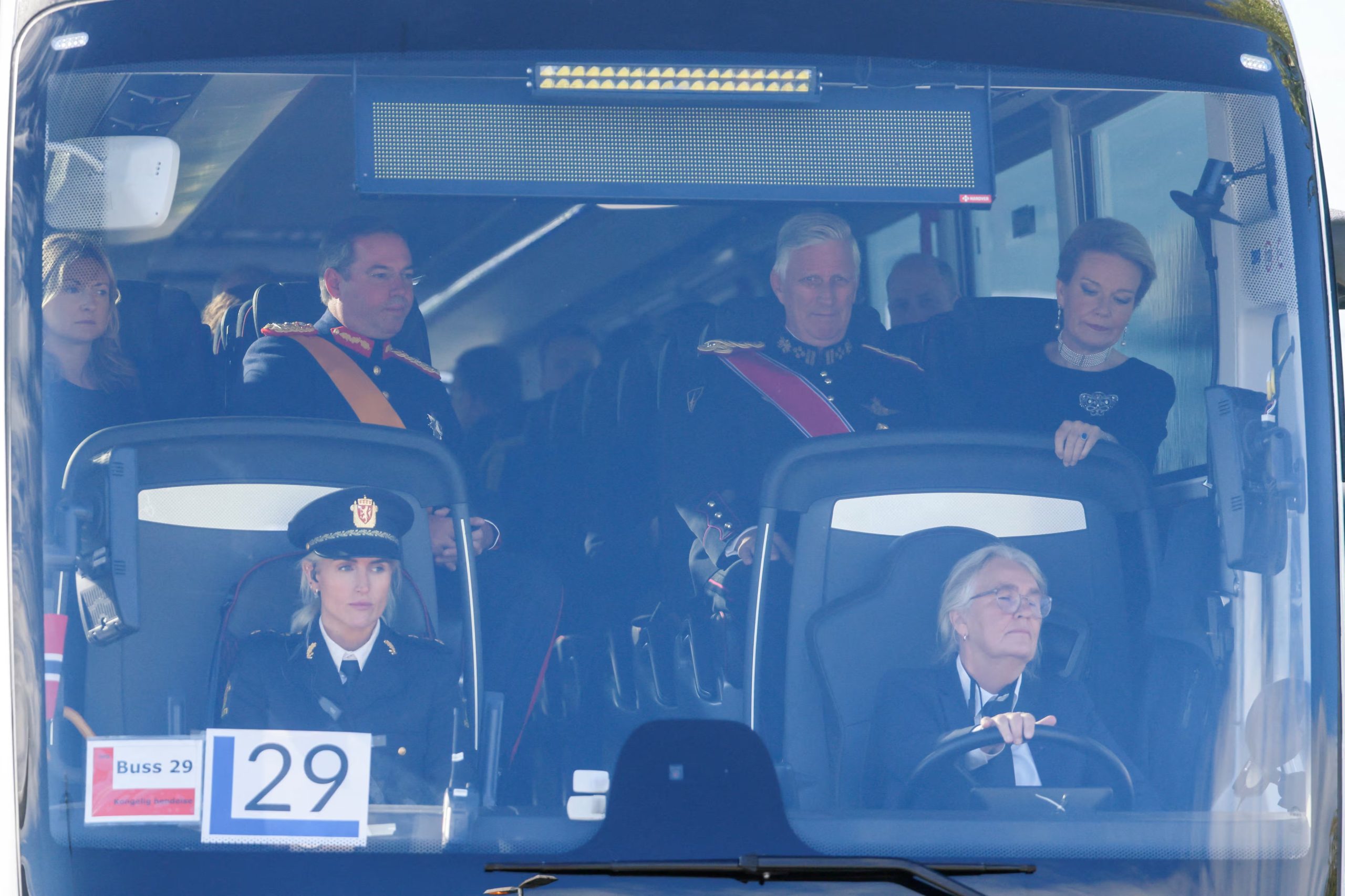 El autobús que ha llevado a la realeza. (REUTERS)