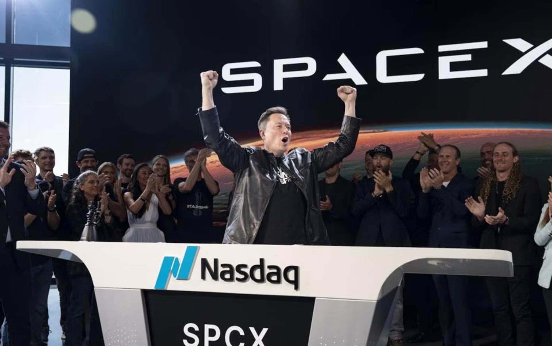 La película entrelaza todos los hilos dispersos del imperio y de la vida de Musk que probablemente uno conoce vagamente: Tesla, SpaceX, su pronatalismo extremo, sus cambios políticos, Grok, Twitter, DOGE, Starlink (Nasdaq)