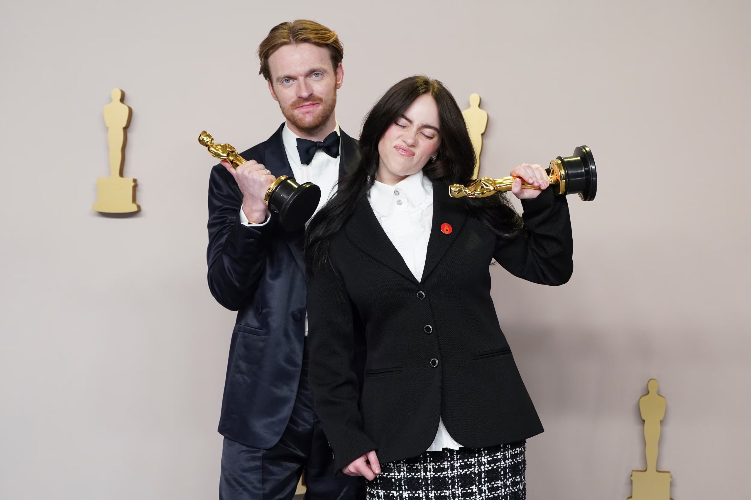 Finneas O'Connell y Billie Eilish posan con su Oscar por la mejor canción original por 'What Was I Made For?', de la película 'Barbie'. (Foto por Jordan Strauss/Invision/AP)