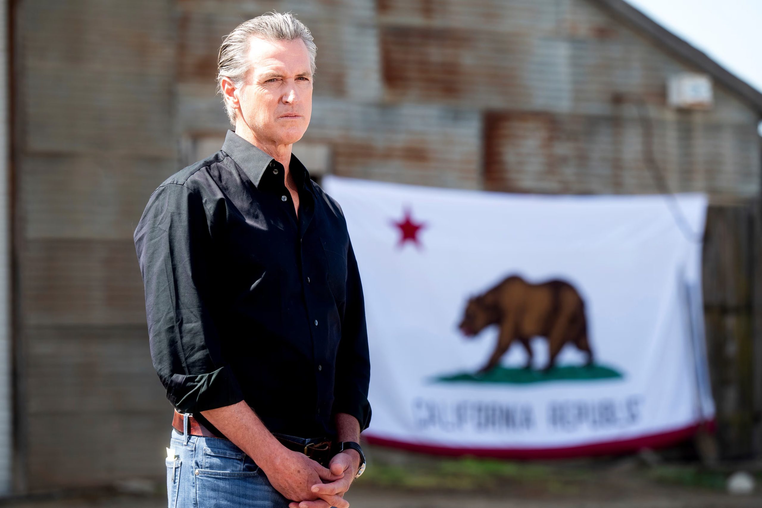 El gobernador de California, Gavin Newsom, impulsó el estudio de reglas para exigir interruptores de emergencia en sistemas de IA, una idea que también avanza en el Congreso de Estados Unidos (AP foto/Noah Berger)