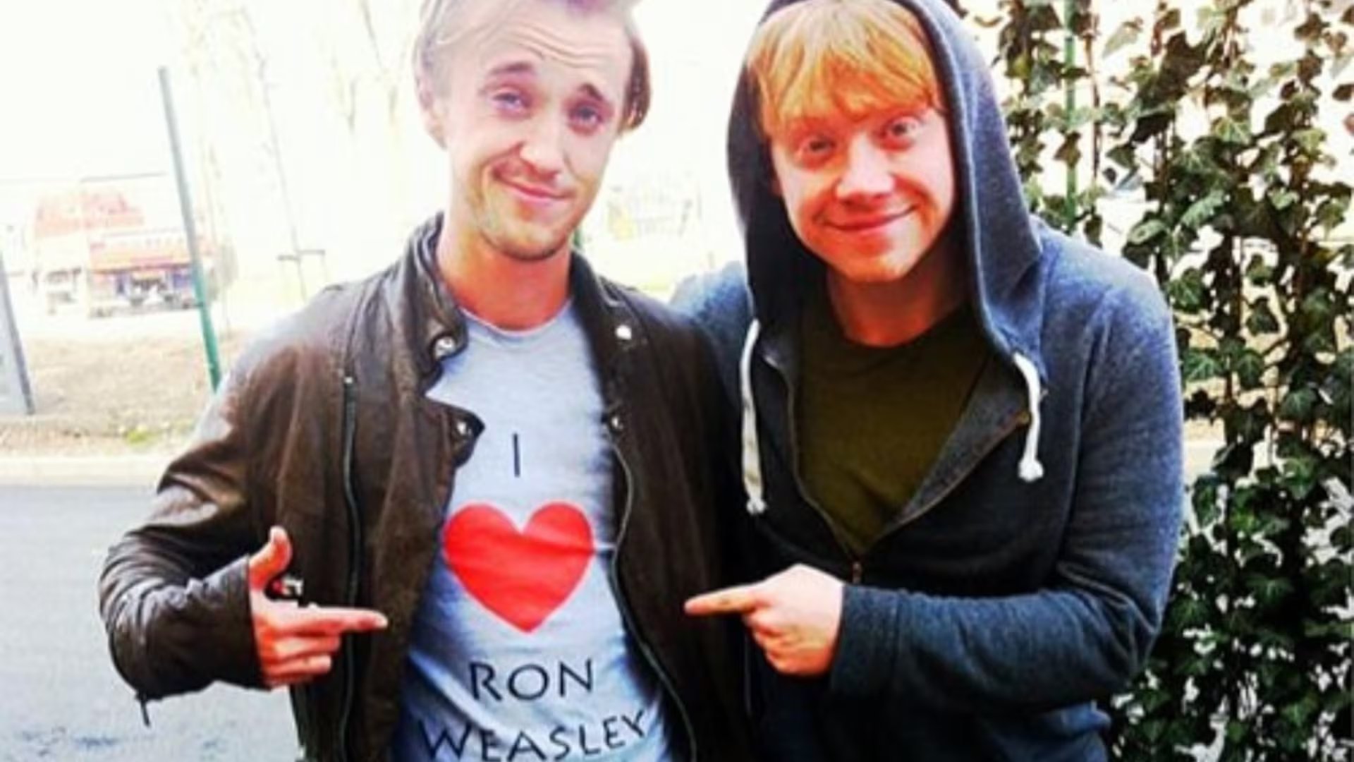 Rupert Grint y Tom Felton con una camiseta de 'I love Ron Weasley' (@t22felton)