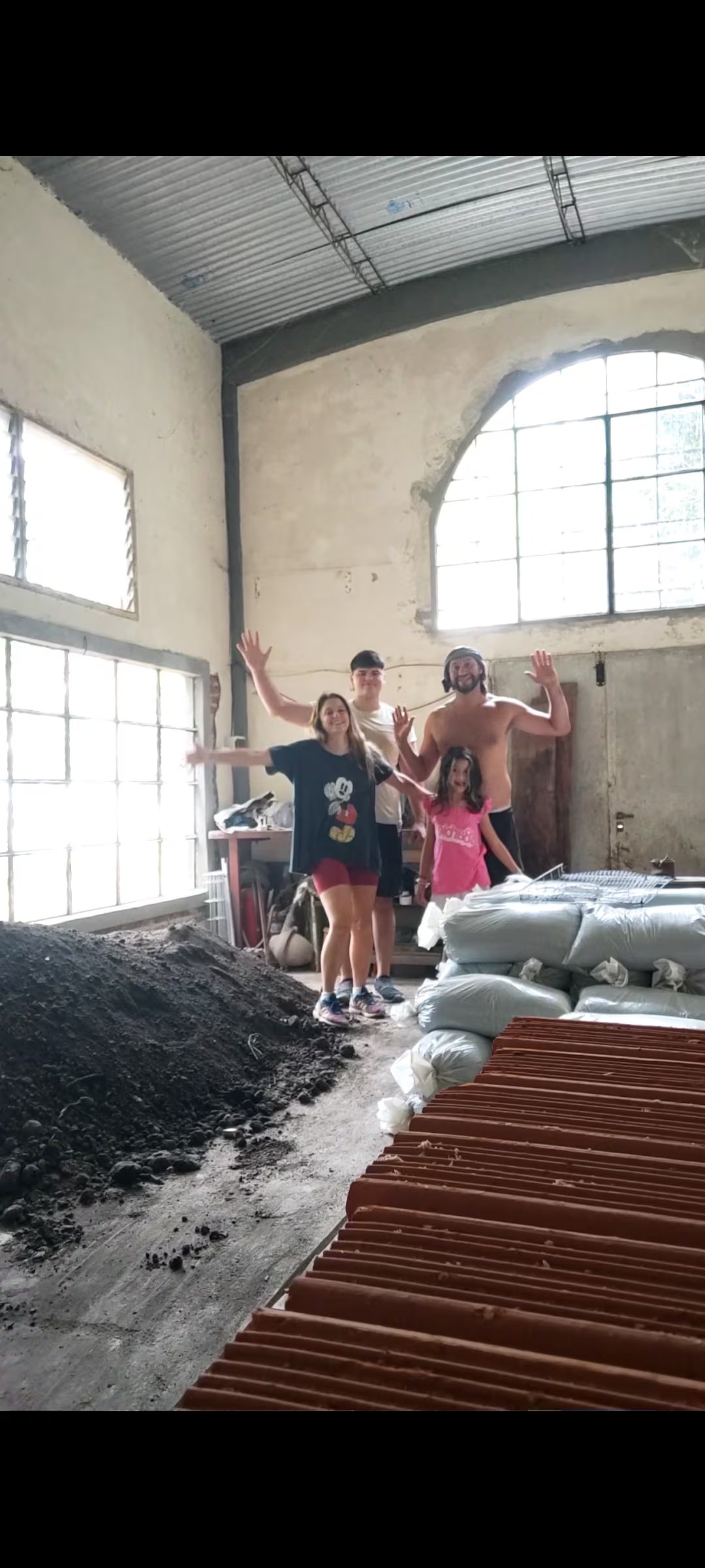Antonella Latina junto a su marido y sus dos hijos, de 21 y 10 años, participaron activamente de la remodelación