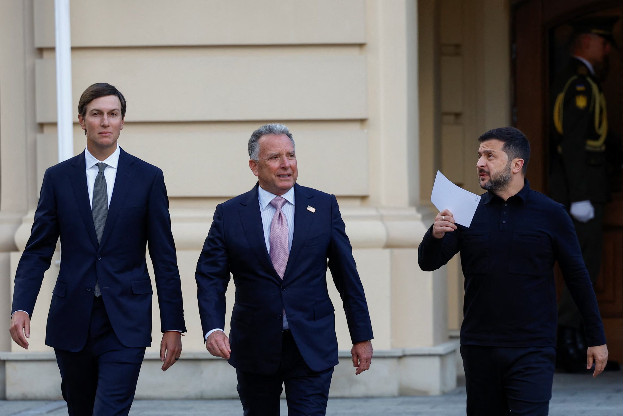 La ofensiva se produjo un día después de que el enviado especial del presidente estadounidense Donald Trump, Steve Witkoff, y Jared Kushner, yerno del mandatario, mantuvieran conversaciones con autoridades ucranianas en Kiev (REUTERS)
