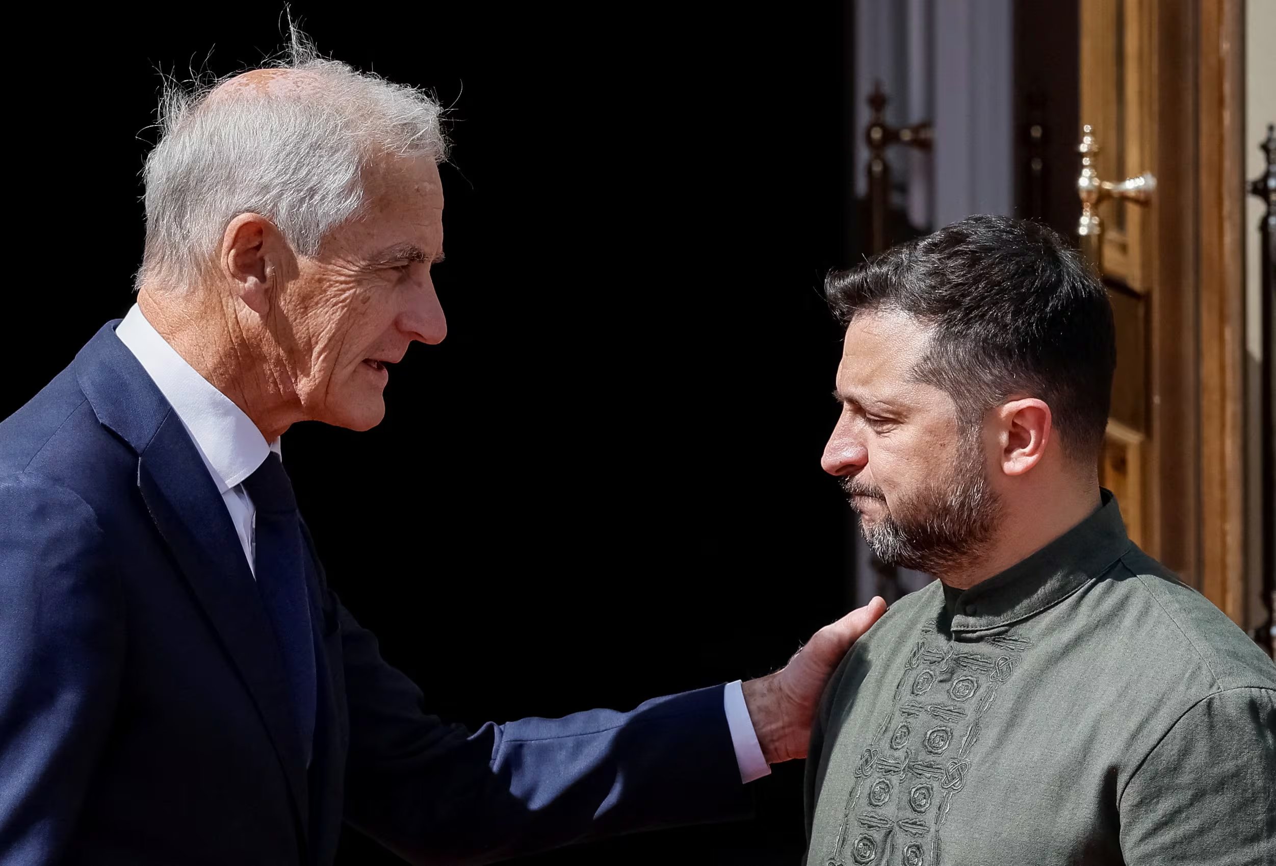 El presidente ucraniano, Volodimir Zelensky, conversa con el primer ministro noruego, Jonas Gahr Støre (REUTERS)