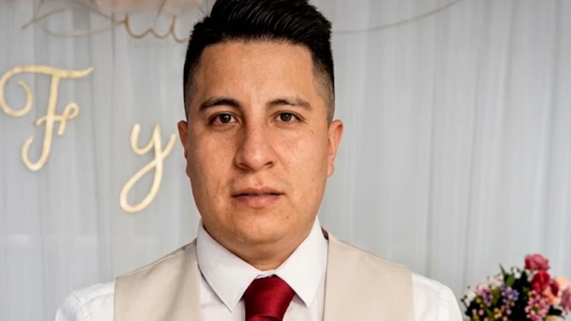 Jolín Bazán Derrama, presunto líder de la organización criminal La Jauría en Trujillo, viste camisa blanca, chaleco beige y corbata roja en un retrato. (ATV)