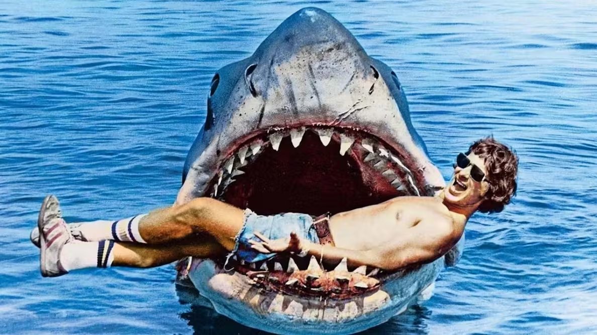 Steven Spielberg posa con el tiburón mecánico utilizado para la película