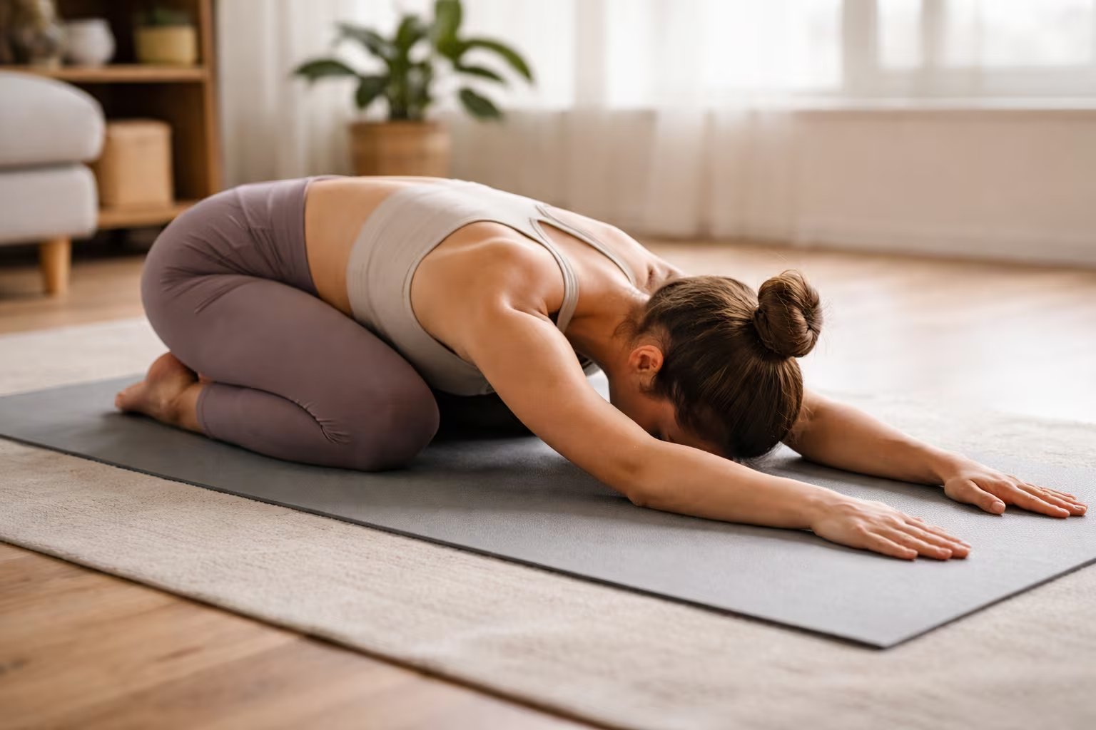 Postura del niño, ejercicio de yoga. (Imagen generada con IA)