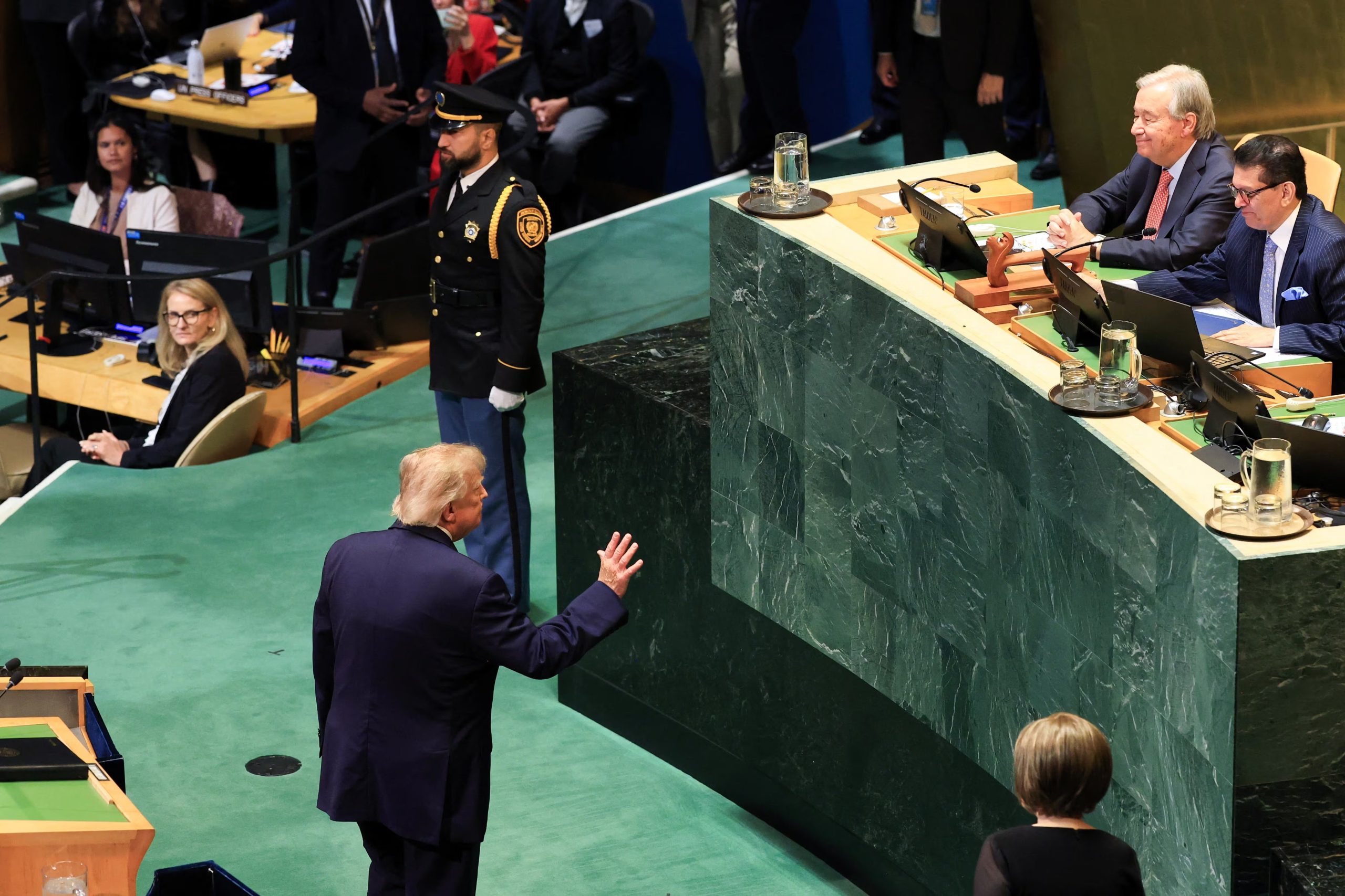 Trump rechazó una regulación global de la inteligencia artificial y afirmó que Estados Unidos se opondrá a iniciativas internacionales de ese alcance. (REUTERS/BRENDAN MCDERMID)