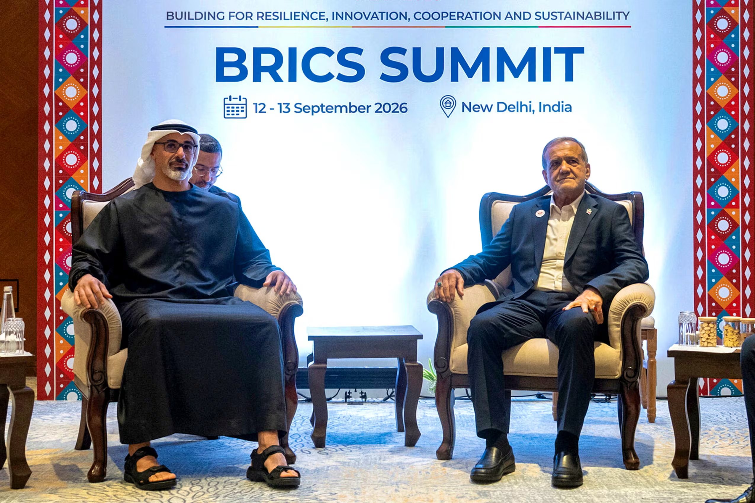 El presidente iraní Masoud Pezeshkian se reúne con el príncipe heredero de Abu Dabi, el jeque Khaled bin Mohamed bin Zayed Al Nahyan, al margen de la cumbre de los BRICS en Nueva Delhi, India, el 12 de septiembre de 2026 (Presidencia de Irán/WANA vía REUTERS)