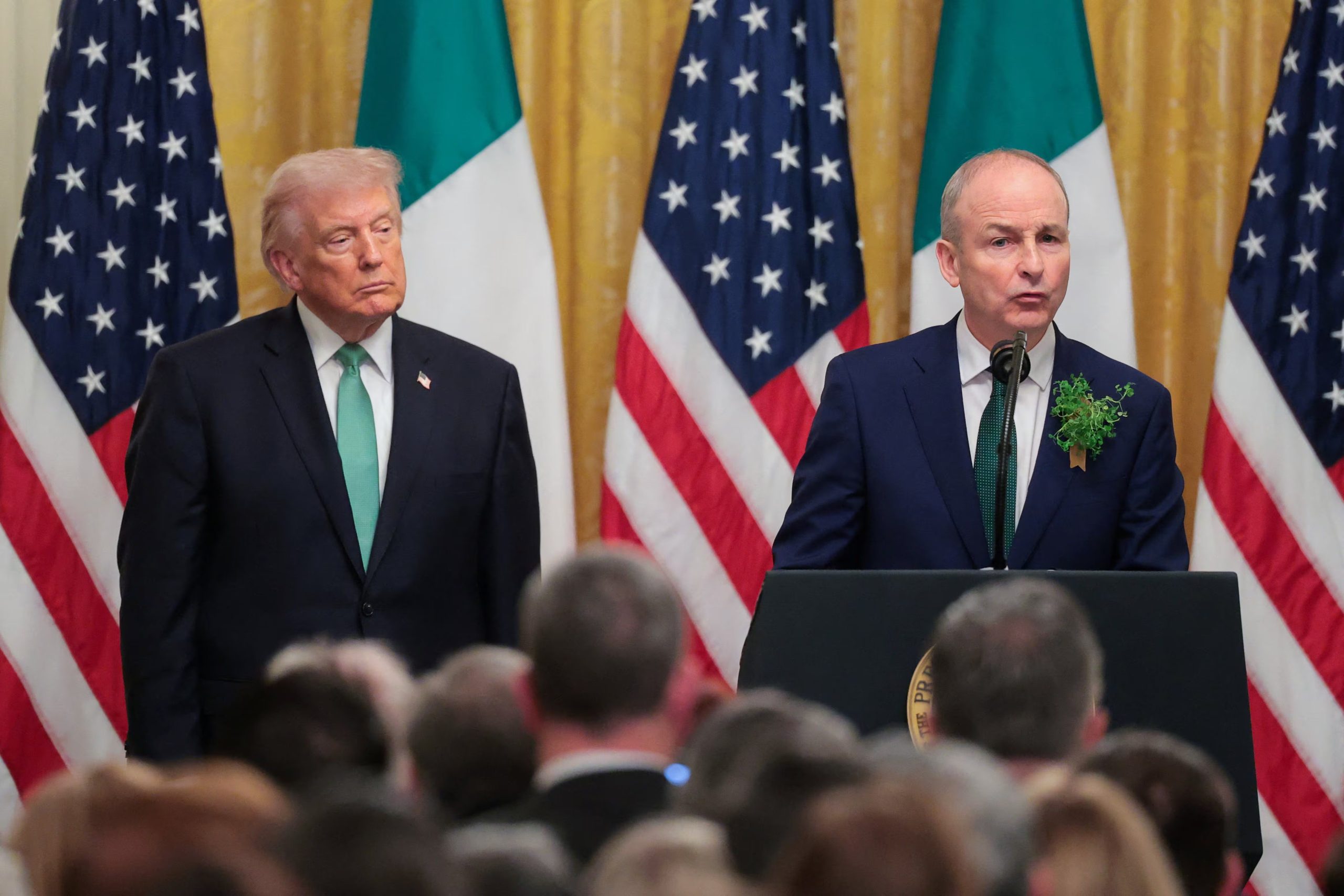 El presidente de Estados Unidos, Donald Trump, y el Taoiseach (primer ministro) de Irlanda, Micheál Martin, asisten a una recepción con motivo del Día de San Patricio en el Salón Este de la Casa Blanca en Washington D. C., Estados Unidos, el 17 de marzo de 2026 (REUTERS/Kylie Cooper)