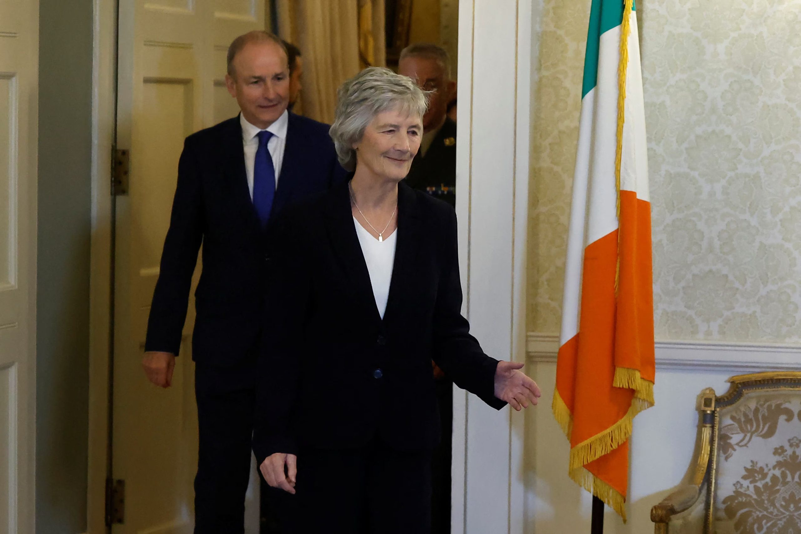 La presidenta de Irlanda, Catherine Connolly, y el Taoiseach, Micheál Martin, llegan para firmar documentos antes de entregar el sello oficial a un nuevo ministro tras una remodelación del gabinete, en Dublín (Irlanda), el 18 de noviembre de 2025 (REUTERS/Clodagh Kilcoyne)