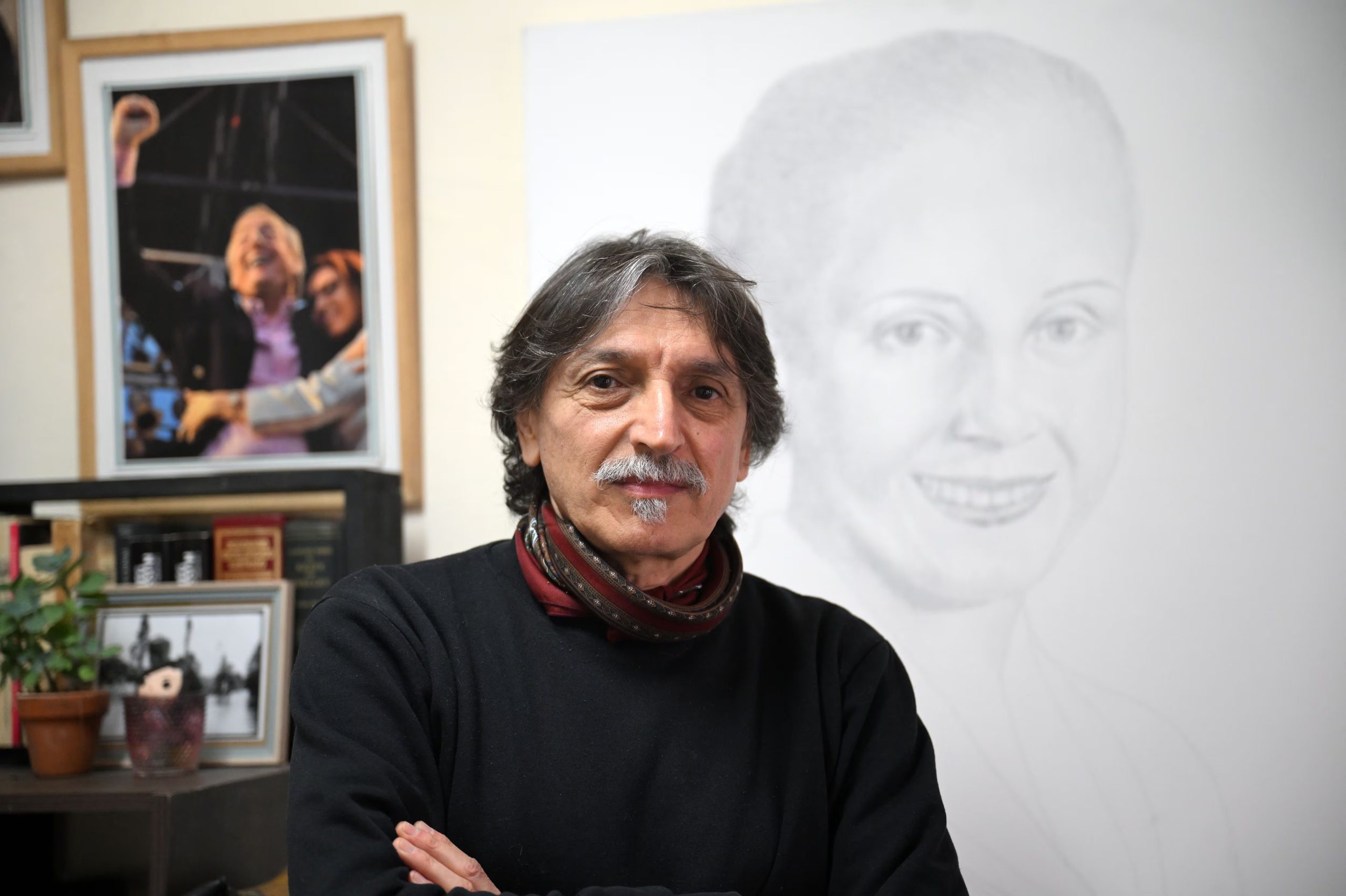 Raffo posa frente al dibujo que realizó de Eva Perón en el local del Partido Justicialista donde milita (Maximiliano Luna)