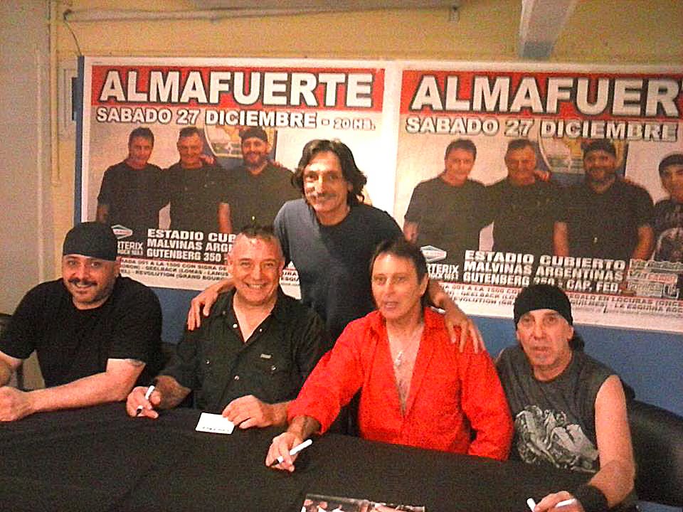 Santiago Raffo se reencontró con Ricardo Iorio, casi 35 años después, en un meet & greet previo a un show del grupo en el microestadio Malvinas Argentinas en 2014. (Archivo de Santiago Raffo)
