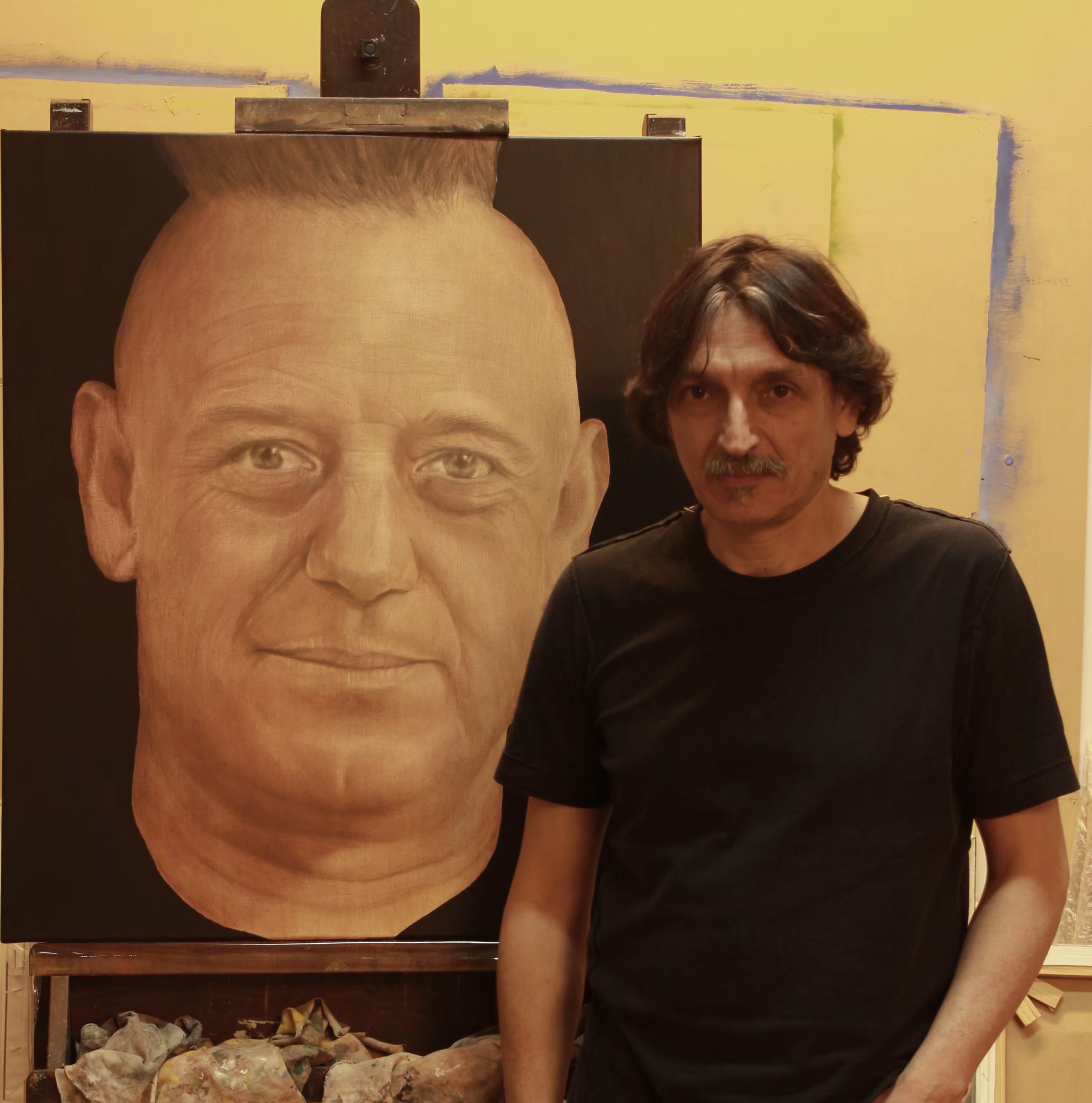 Santiago Raffo posa junto a un retrato que le hizo a Ricardo Iorio y se lo regaló antes de un show de Almafuerte (Archivo de Santiago Raffo)