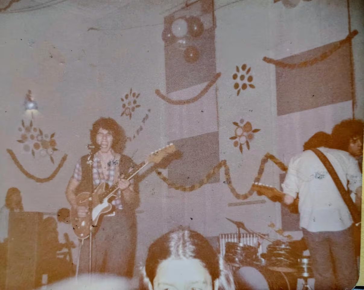 Uno de los pocos registros fotográficos del show de Alarma Rock en la Escuela Secundaria Media N° 8, apodada 