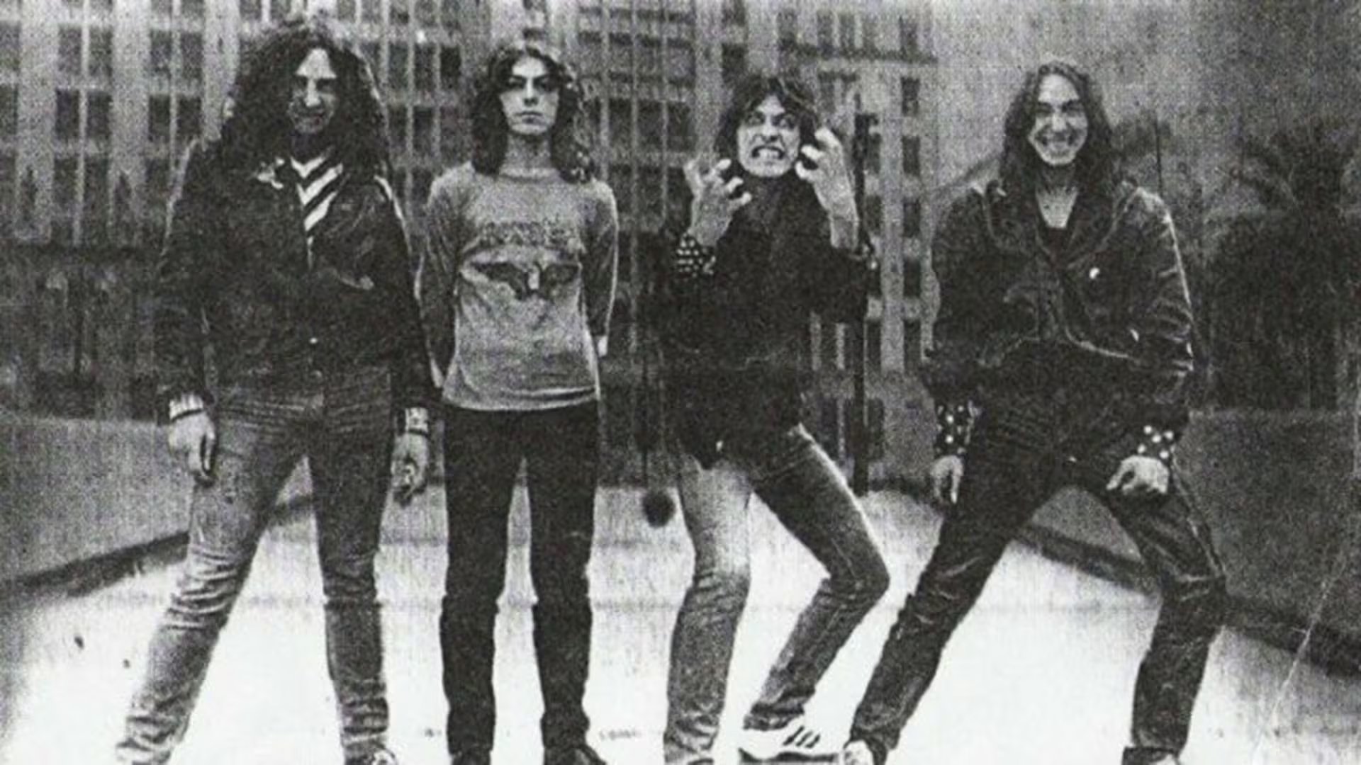 La formación clásica de V8, de izquierda a derecha: Ricardo Iorio (bajo), Gustavo Rowek (batería), Alberto Zamarbide (voz) y Osvaldo Civile (guitarra) 